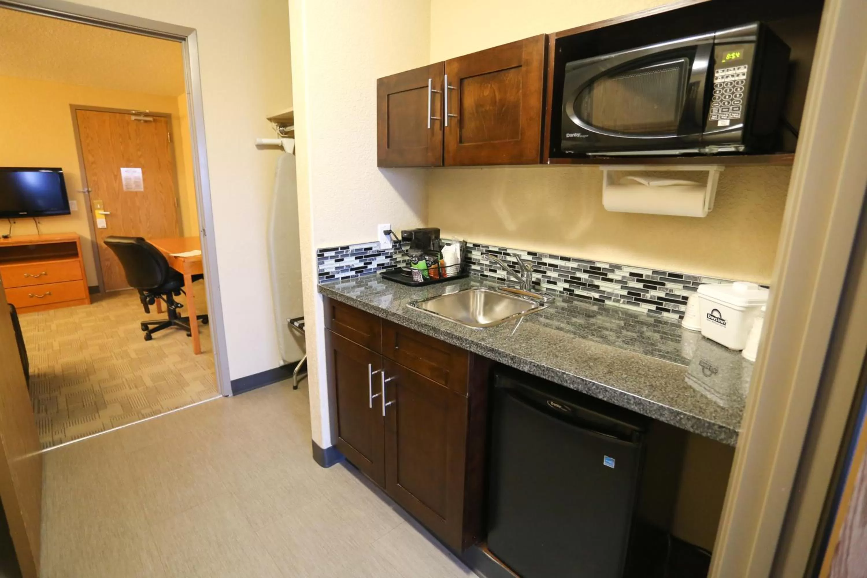 Kitchen or kitchenette in Days Inn by Wyndham Calgary Airport