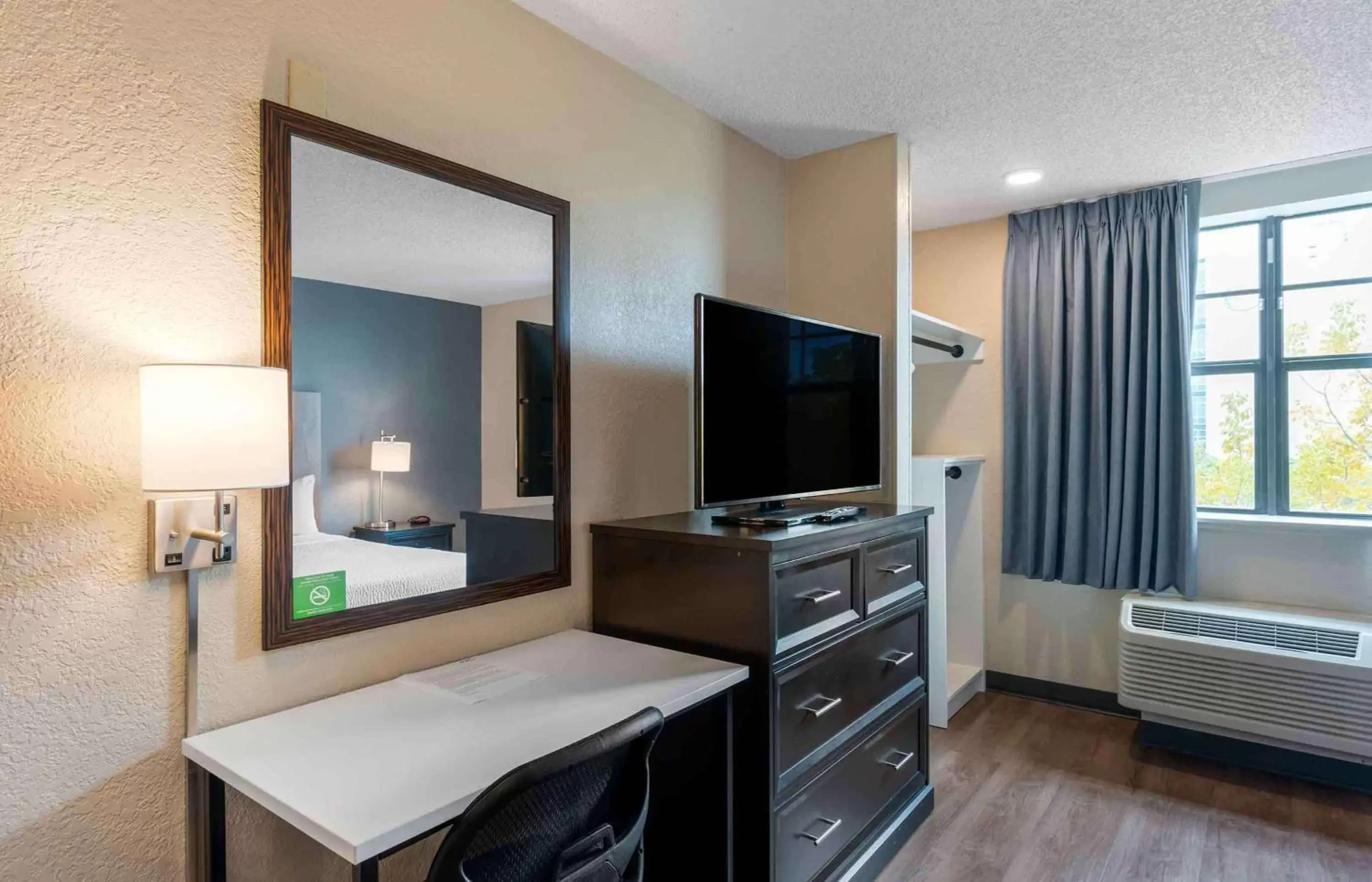 Bedroom, TV/Entertainment Center in Extended Stay America Premier Suites - Miami - Airport - Doral - 87th Avenue South