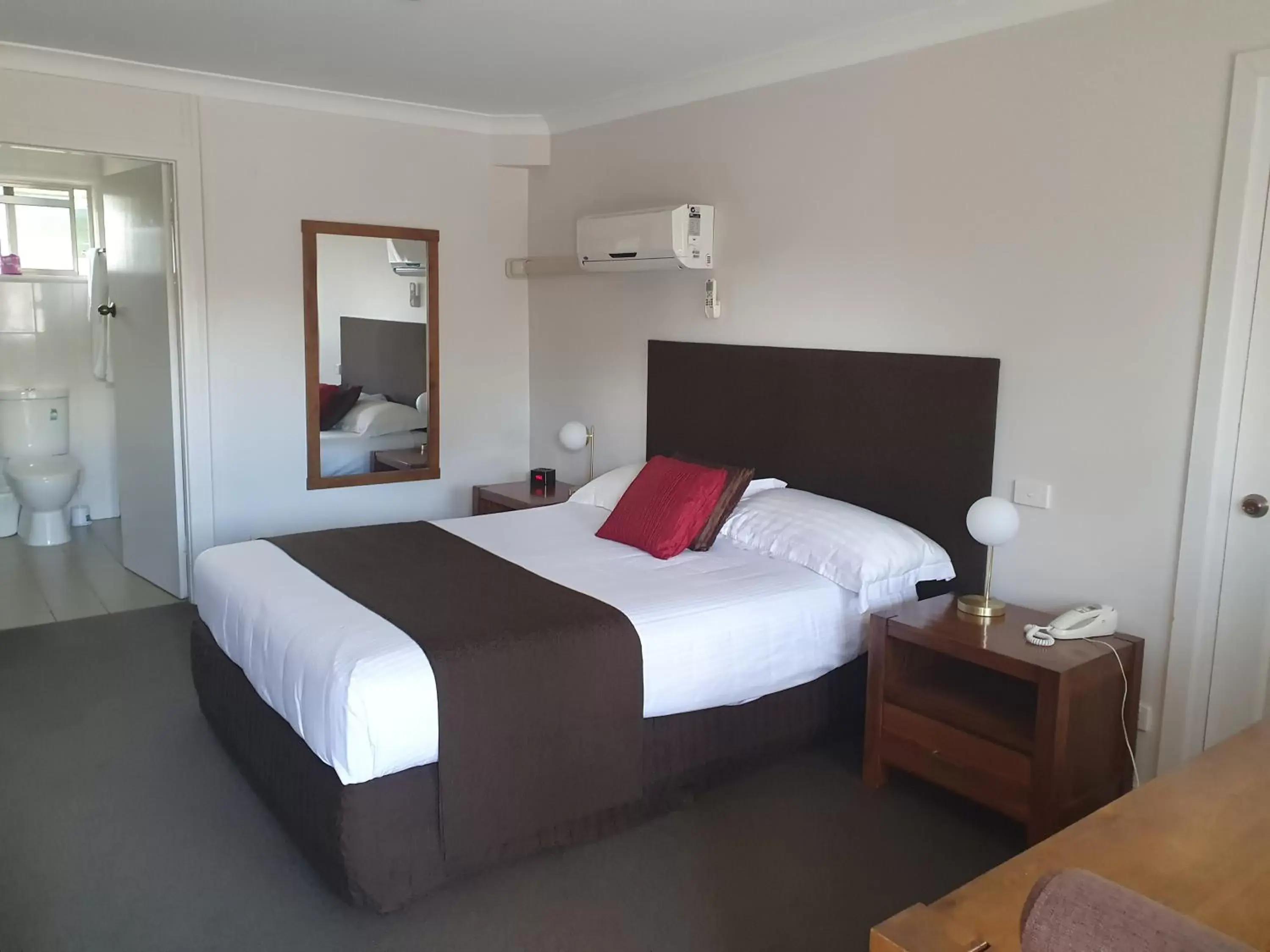 Executive Queen Room in McNevins Tamworth Motel