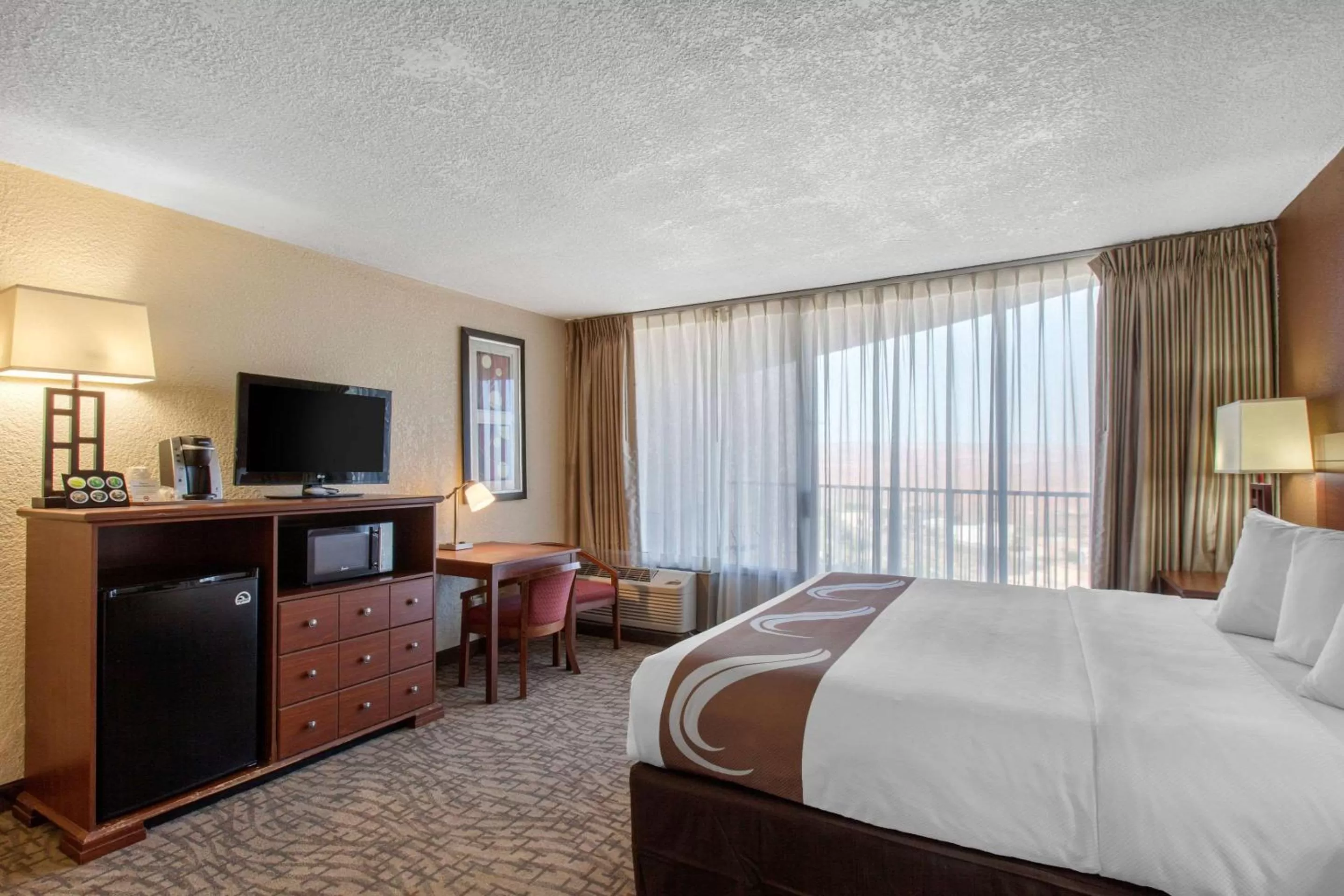 Photo of the whole room, Bed in Quality Inn View of Lake Powell - Page