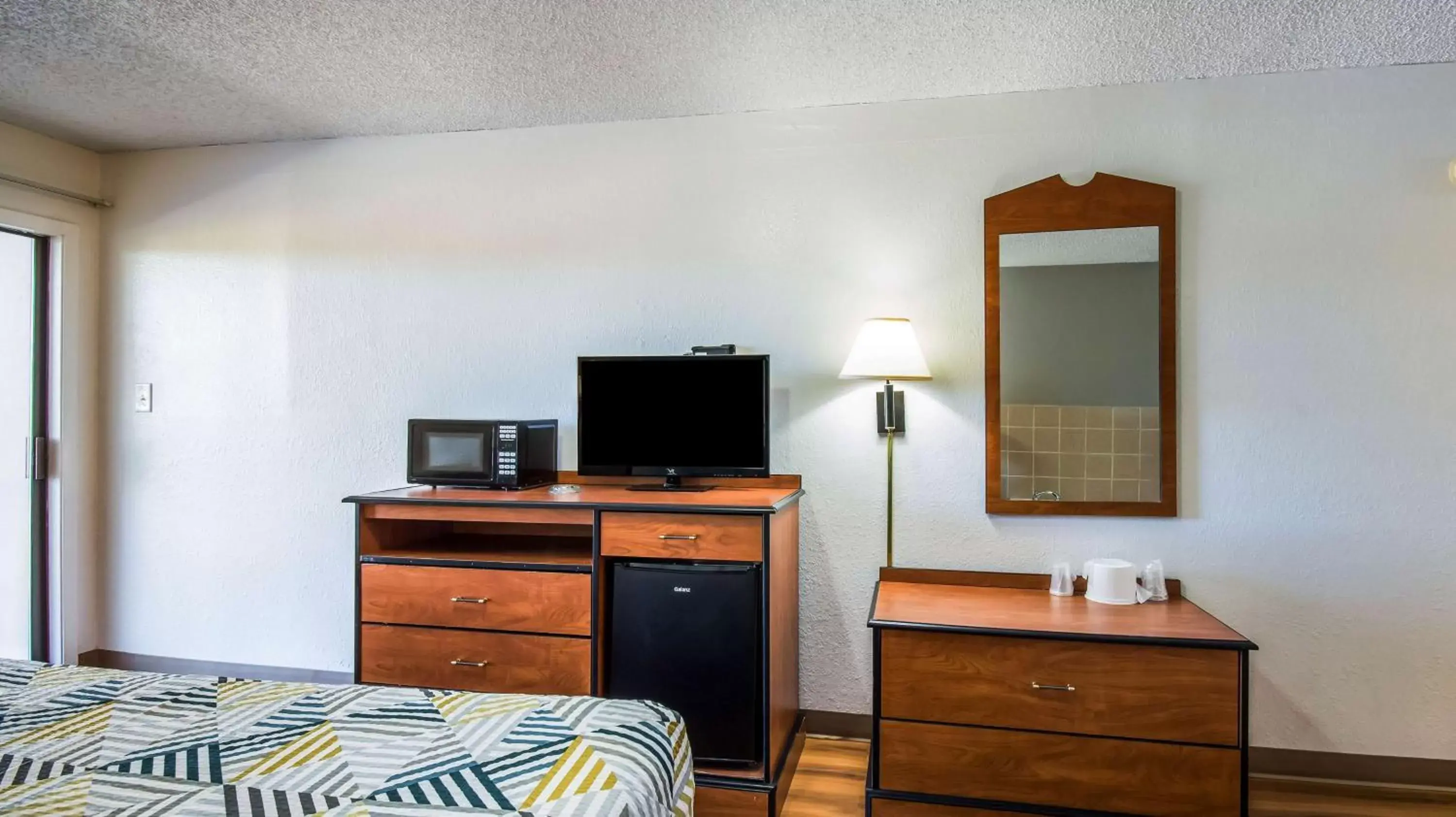 Bedroom, TV/Entertainment Center in Motel 6-Hot Springs, AR