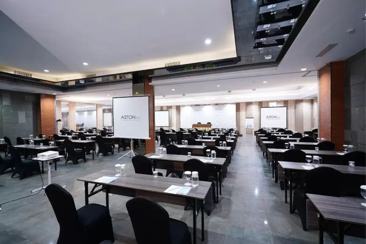 Meeting/conference room, Restaurant/Places to Eat in ASTON Inn Pandanaran