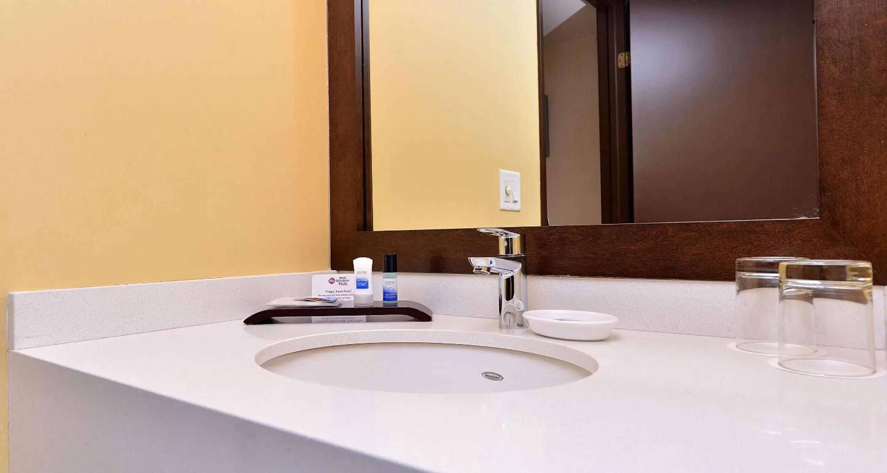 Photo of the whole room, Bathroom in Best Western Plus Emerald Isle Hotel