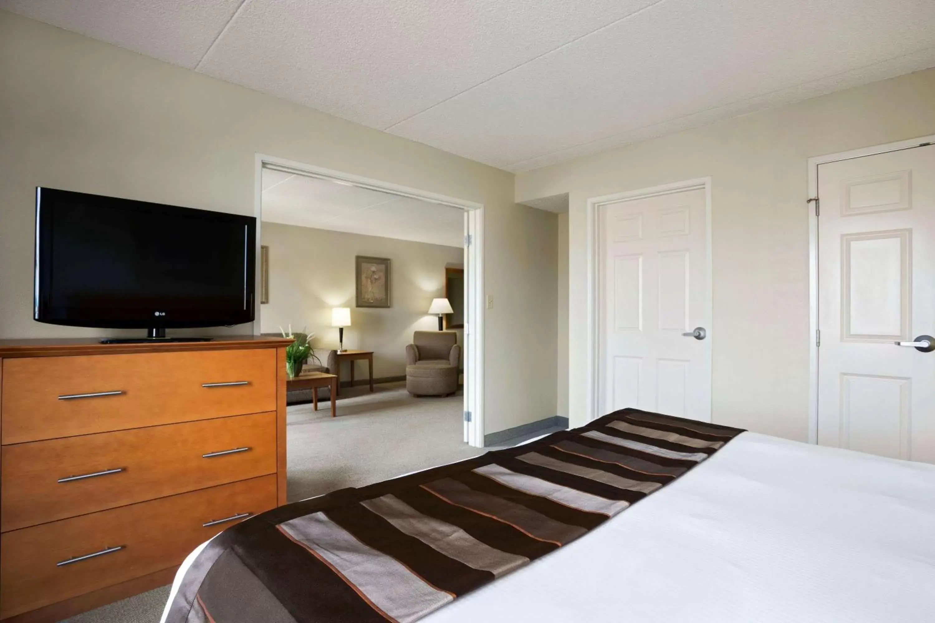 Photo of the whole room, Bed in Wingate by Wyndham Louisville East
