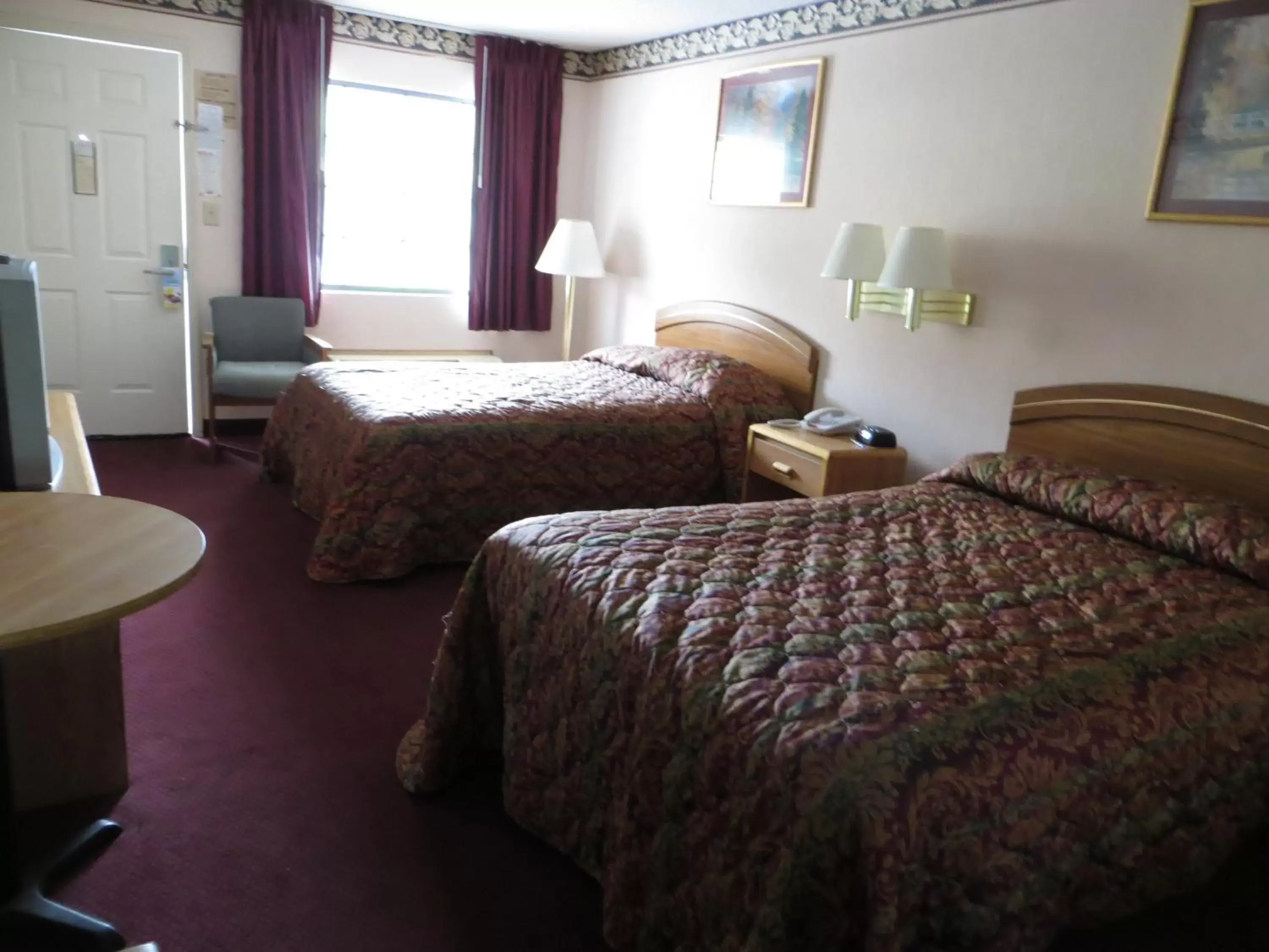 Queen Room with Two Queen Beds - Non-Smoking in Days Inn & Suites by Wyndham Tucker/Northlake