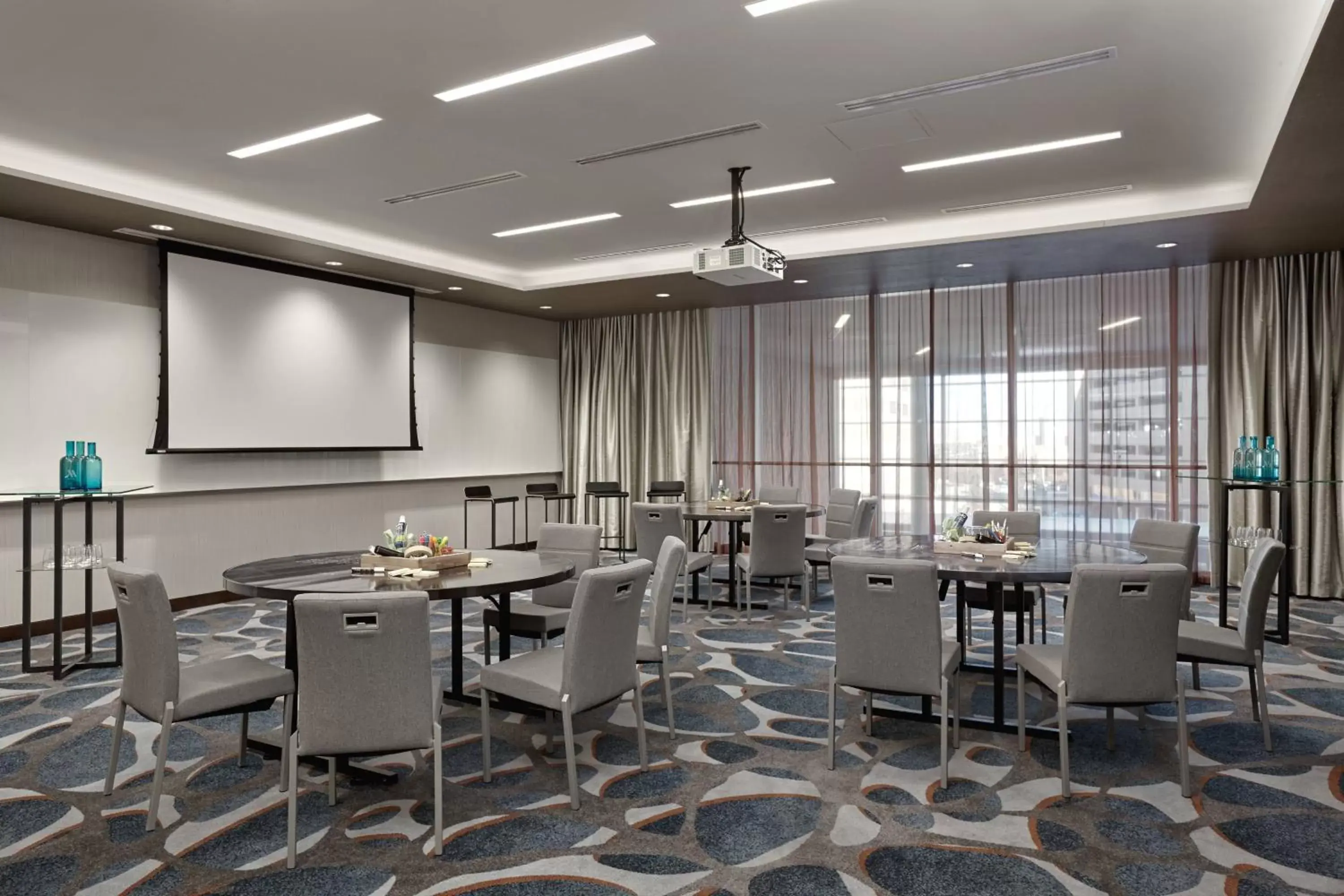Meeting/conference room, Restaurant/Places to Eat in Calgary Airport Marriott In-Terminal Hotel