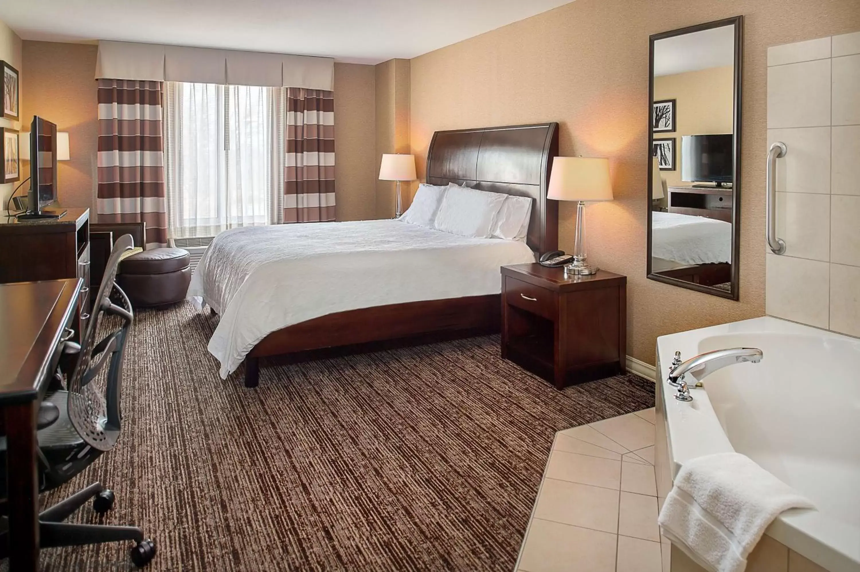 Bedroom, Bed in Hilton Garden Inn St. Louis Airport