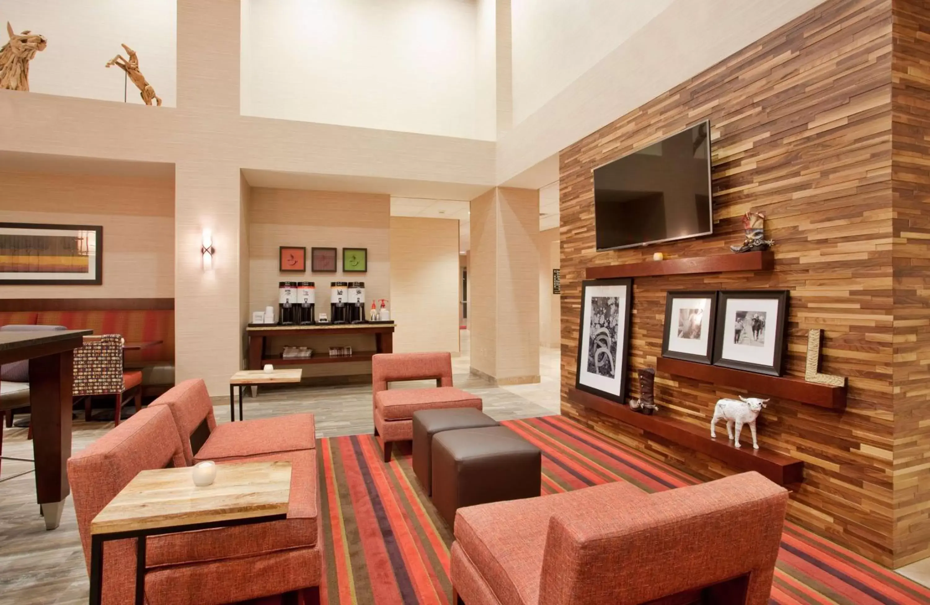 Lobby or reception, Lounge/Bar in Hampton Inn & Suites Omaha Southwest-La Vista