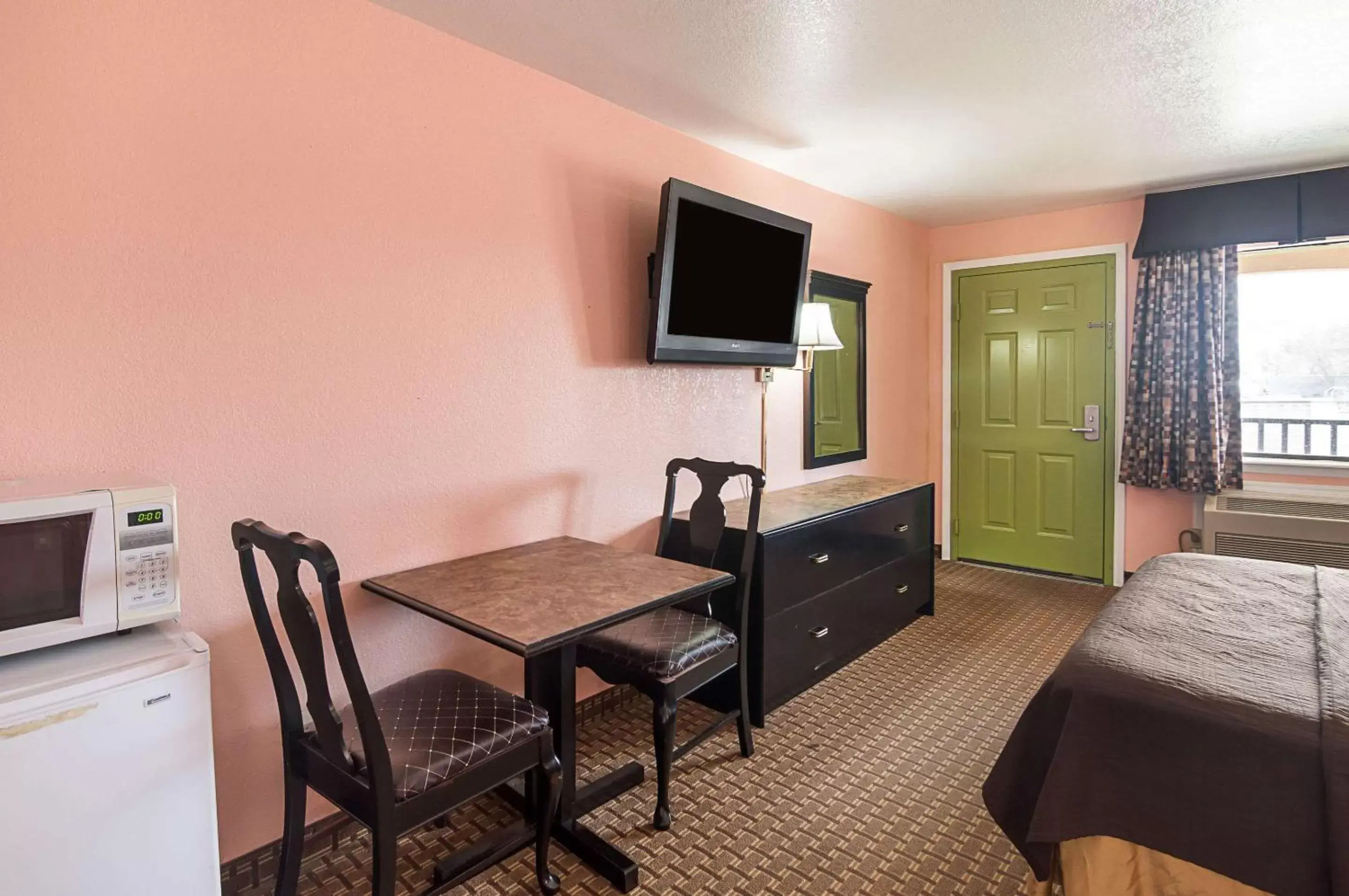 Photo of the whole room, TV/Entertainment Center in Econo Lodge Dalhart Hwy 54 - Hwy 287