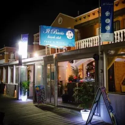 Restaurant/places to eat in Lloyds Beach Club Restaurant/places to eat in Lloyds Beach Club