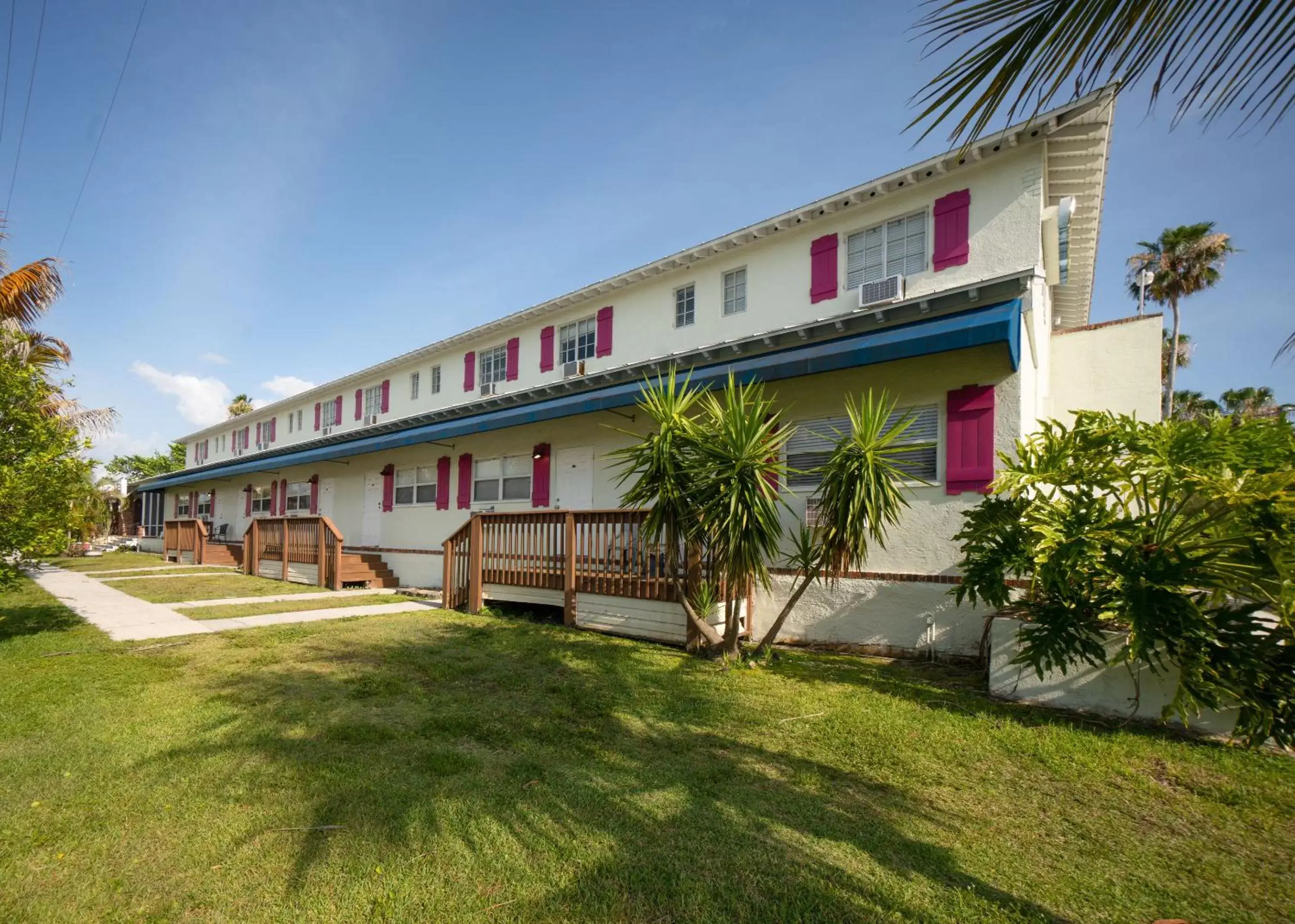Property Building in Captain's Table Hotel by Everglades Adventures