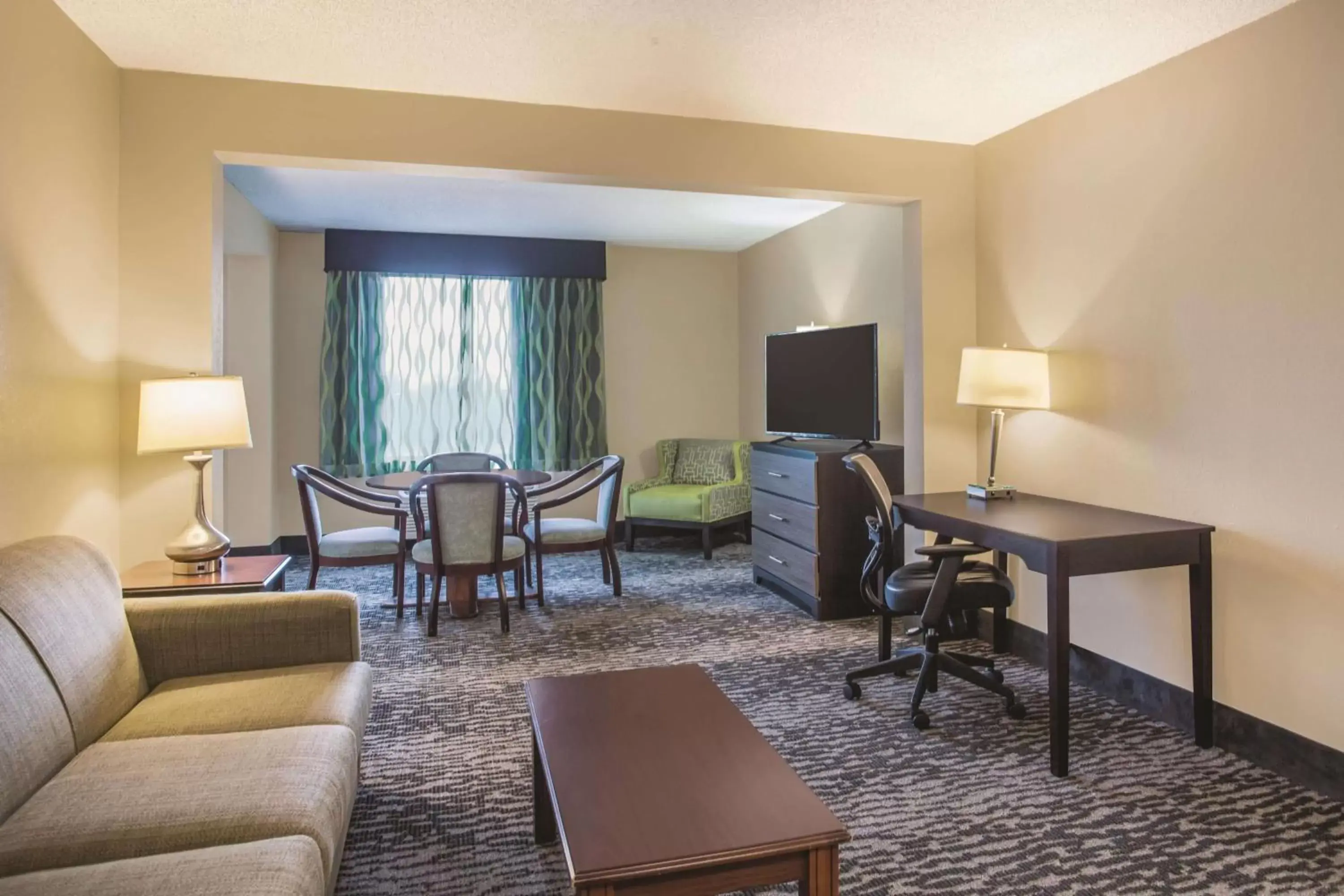 Photo of the whole room, Seating Area in La Quinta by Wyndham Clearwater South