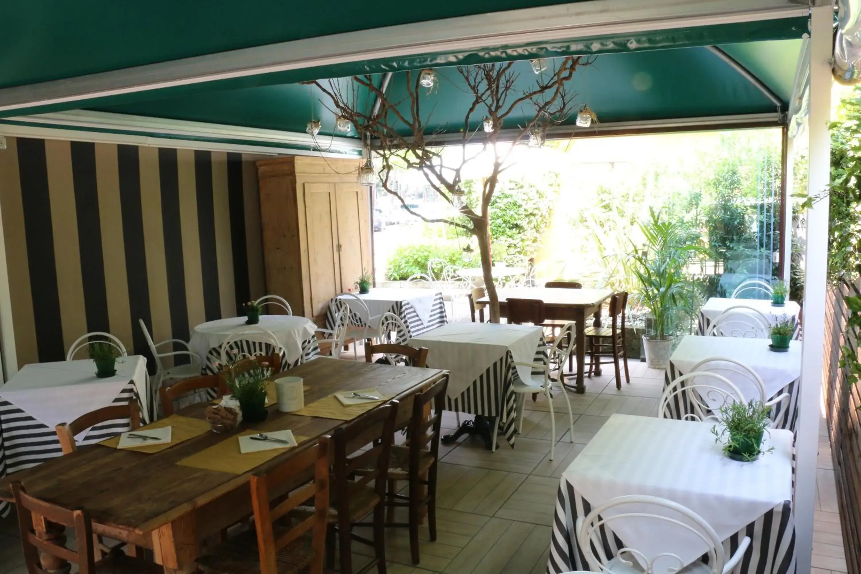 Food, Restaurant/Places to Eat in Hotel Bardolino