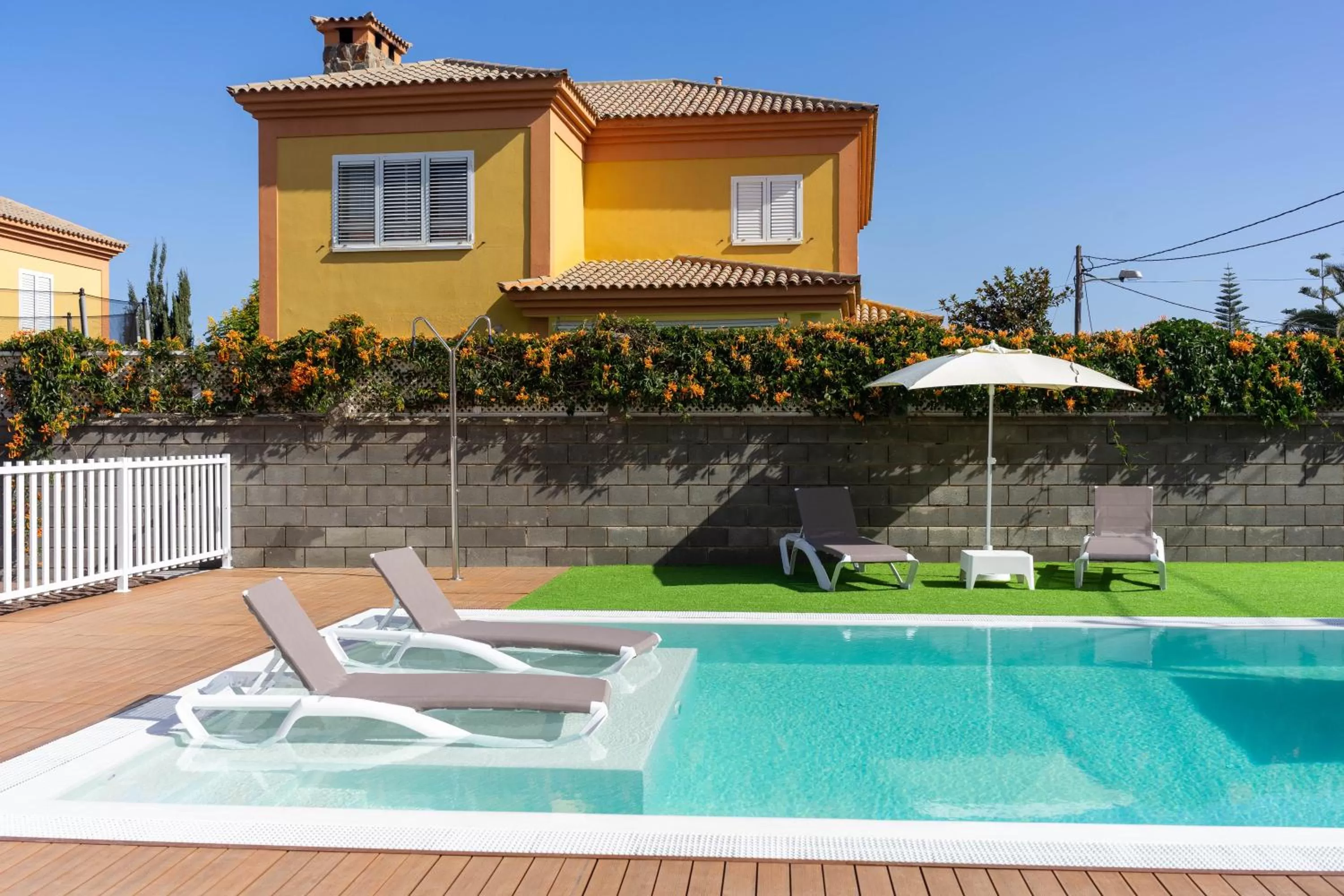 Swimming pool in Albor Suites