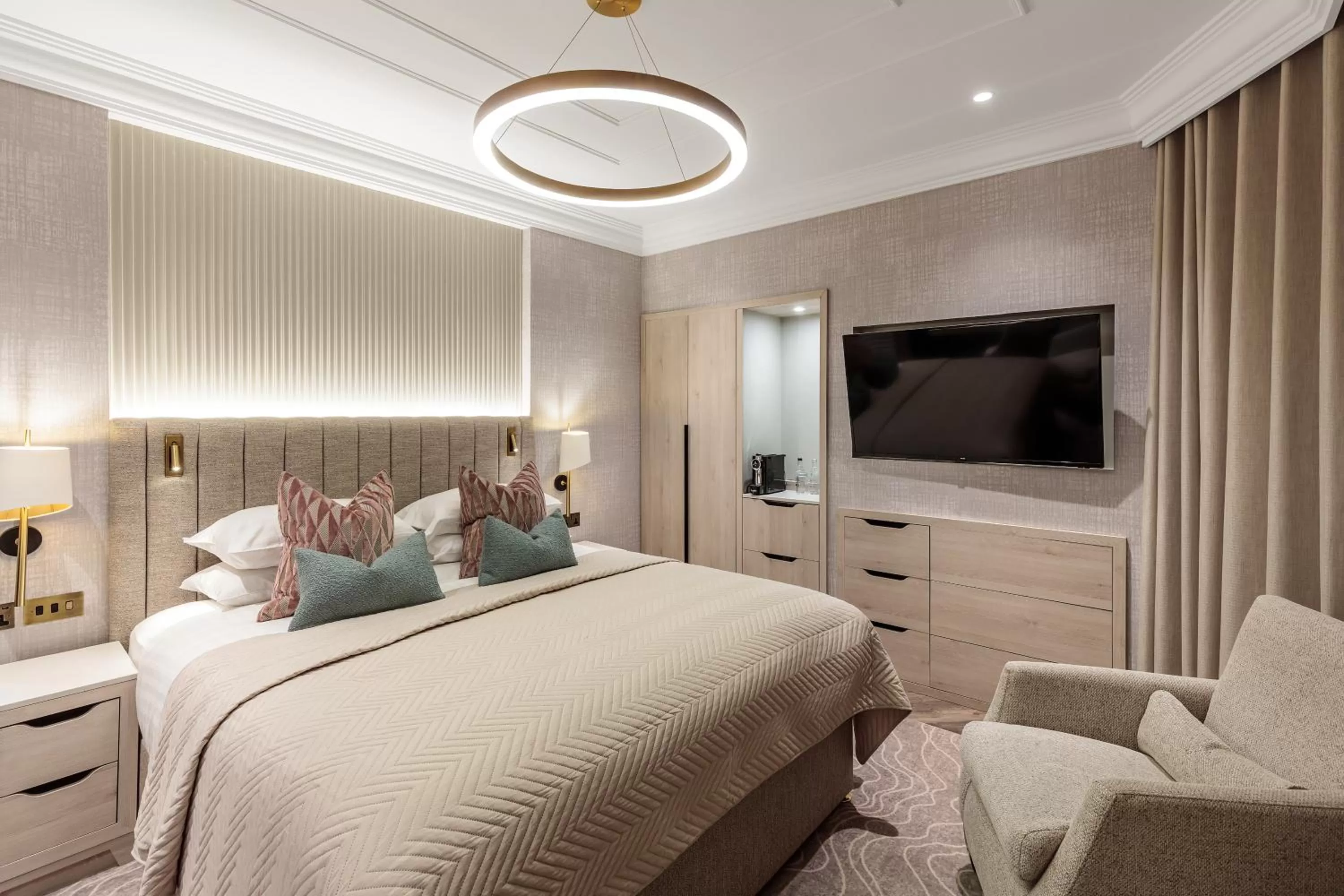 Bed in Lodore Falls Hotel & Spa