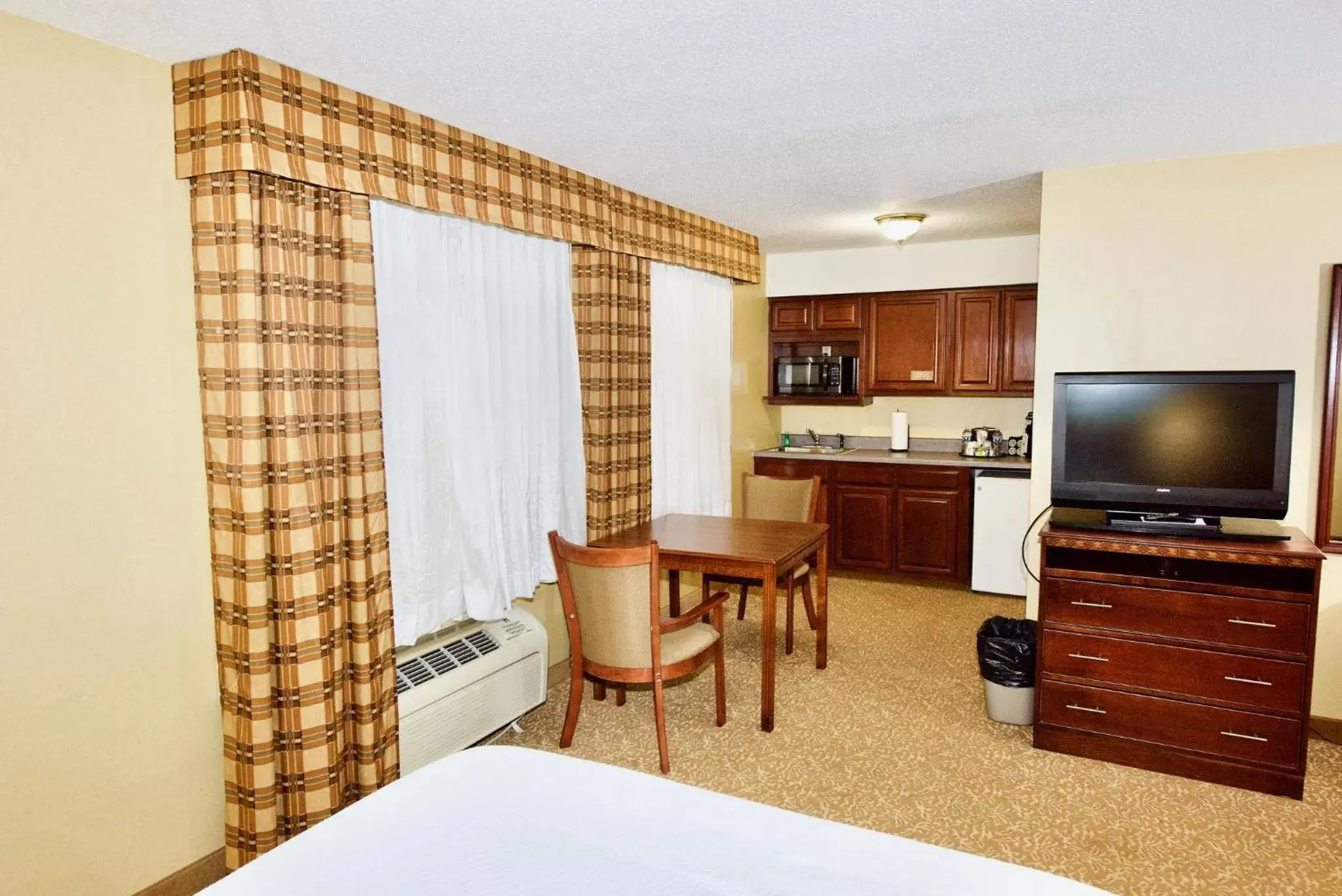 Photo of the whole room, TV/Entertainment Center in Holiday Inn Express Hotel & Suites Fenton/I-44, an IHG Hotel