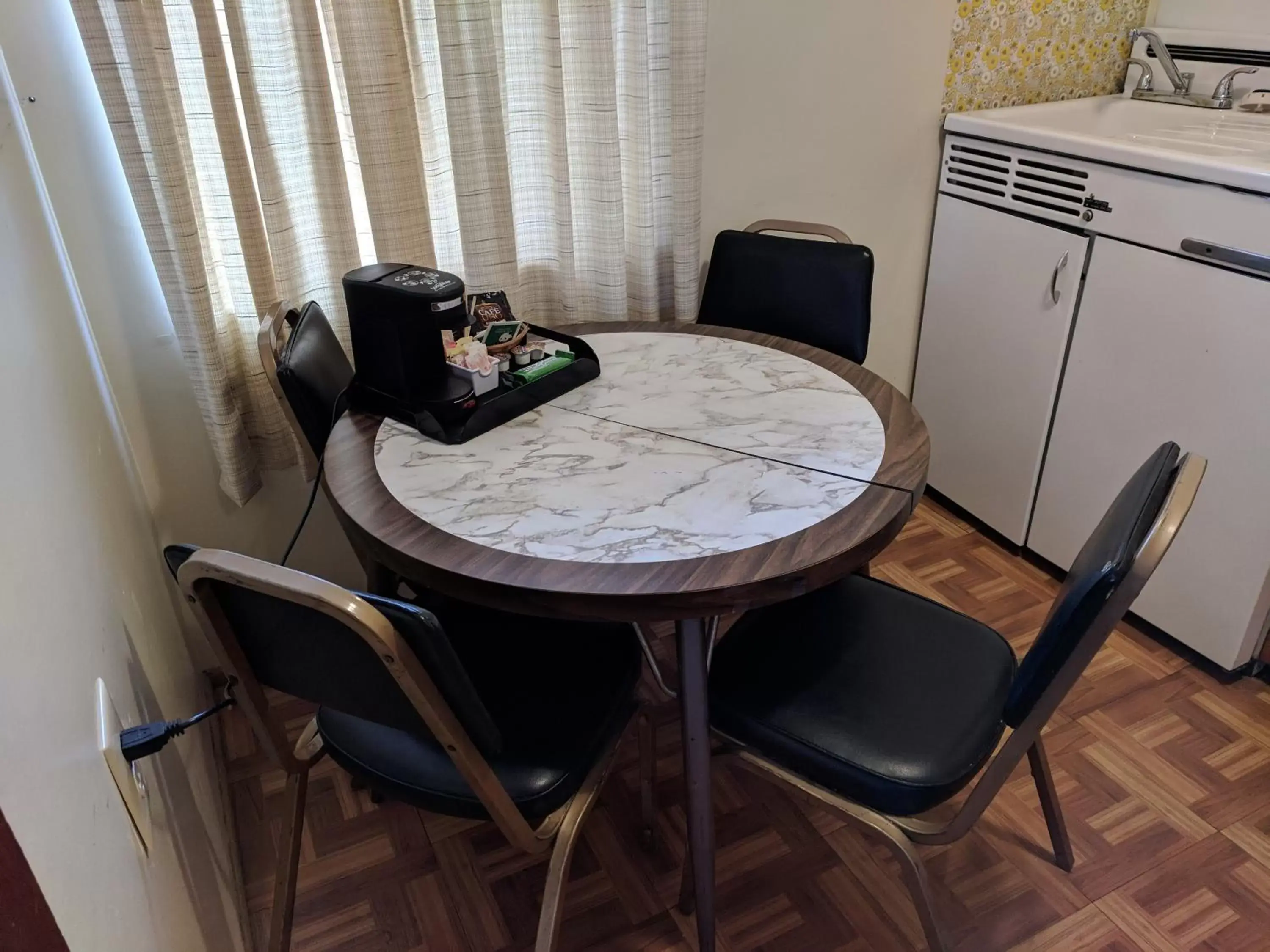 Dining Area in Lakeview Motel