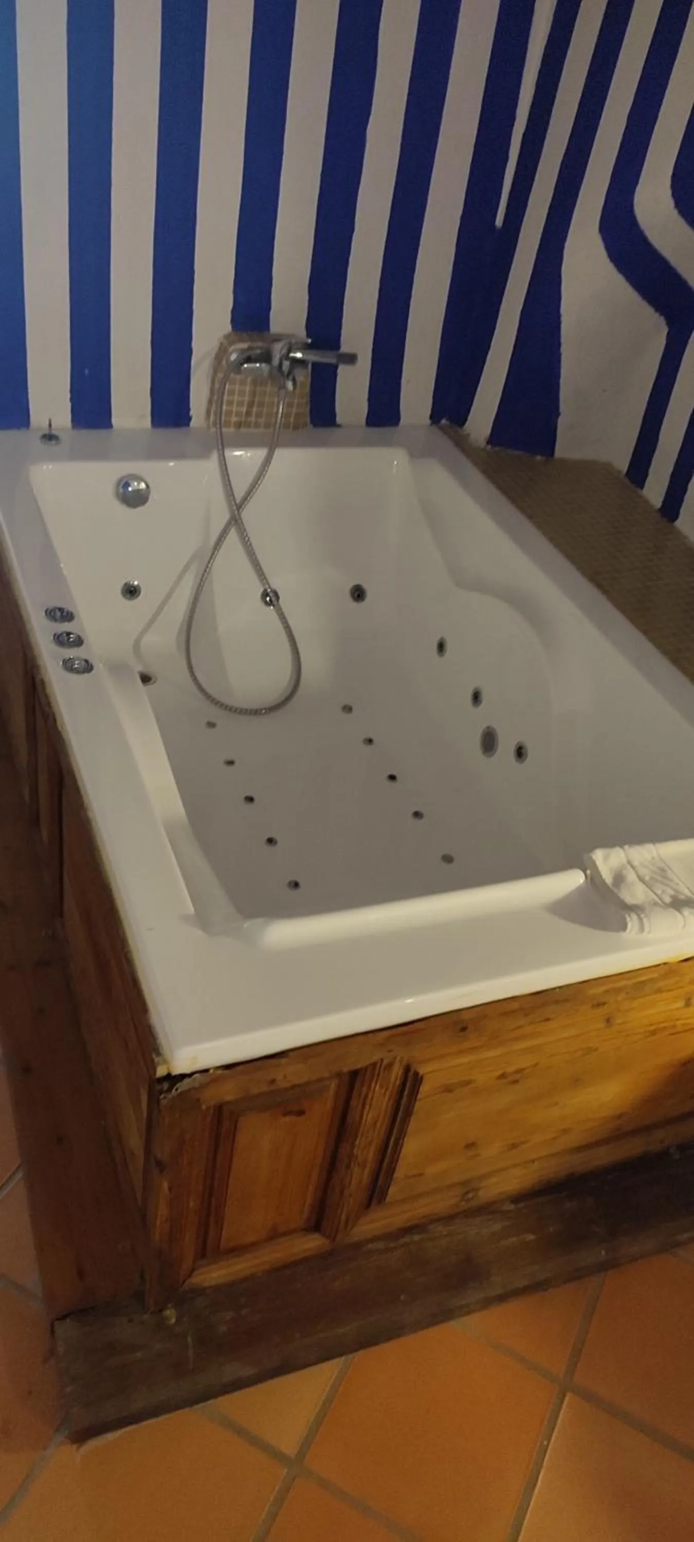 Hot Tub in Casas Cueva y Cortijo La Tala en Guadix