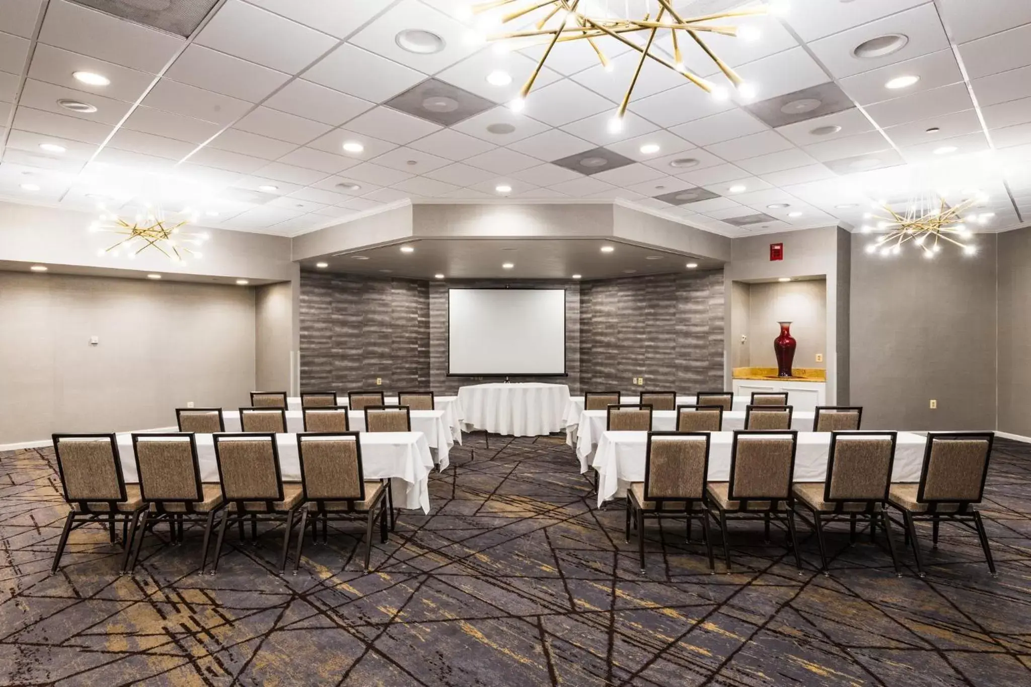 Meeting/conference room in Crowne Plaza Edison, an IHG Hotel
