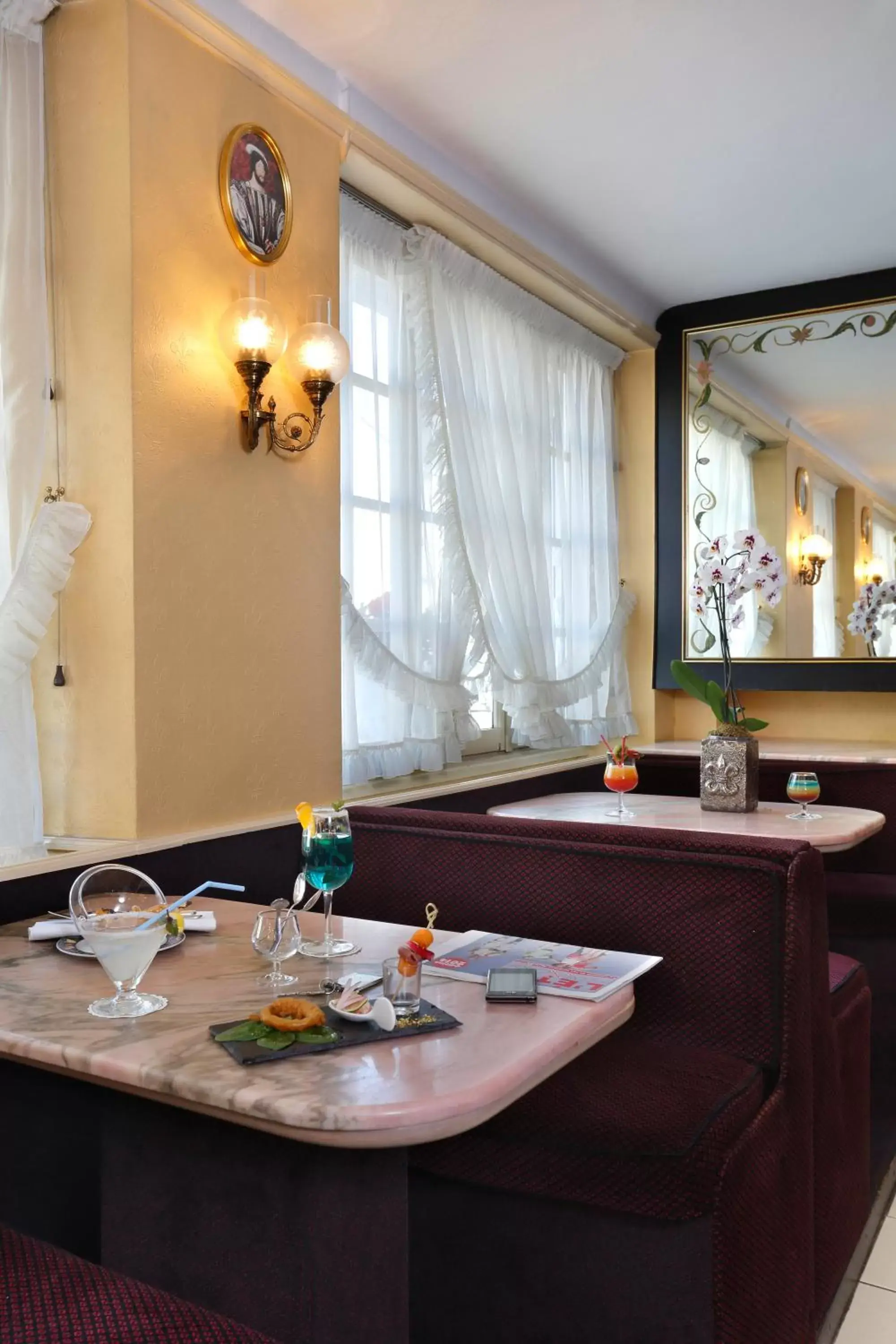 Lounge or bar, Restaurant/Places to Eat in Hôtel de France Contres-Beauval-Cheverny