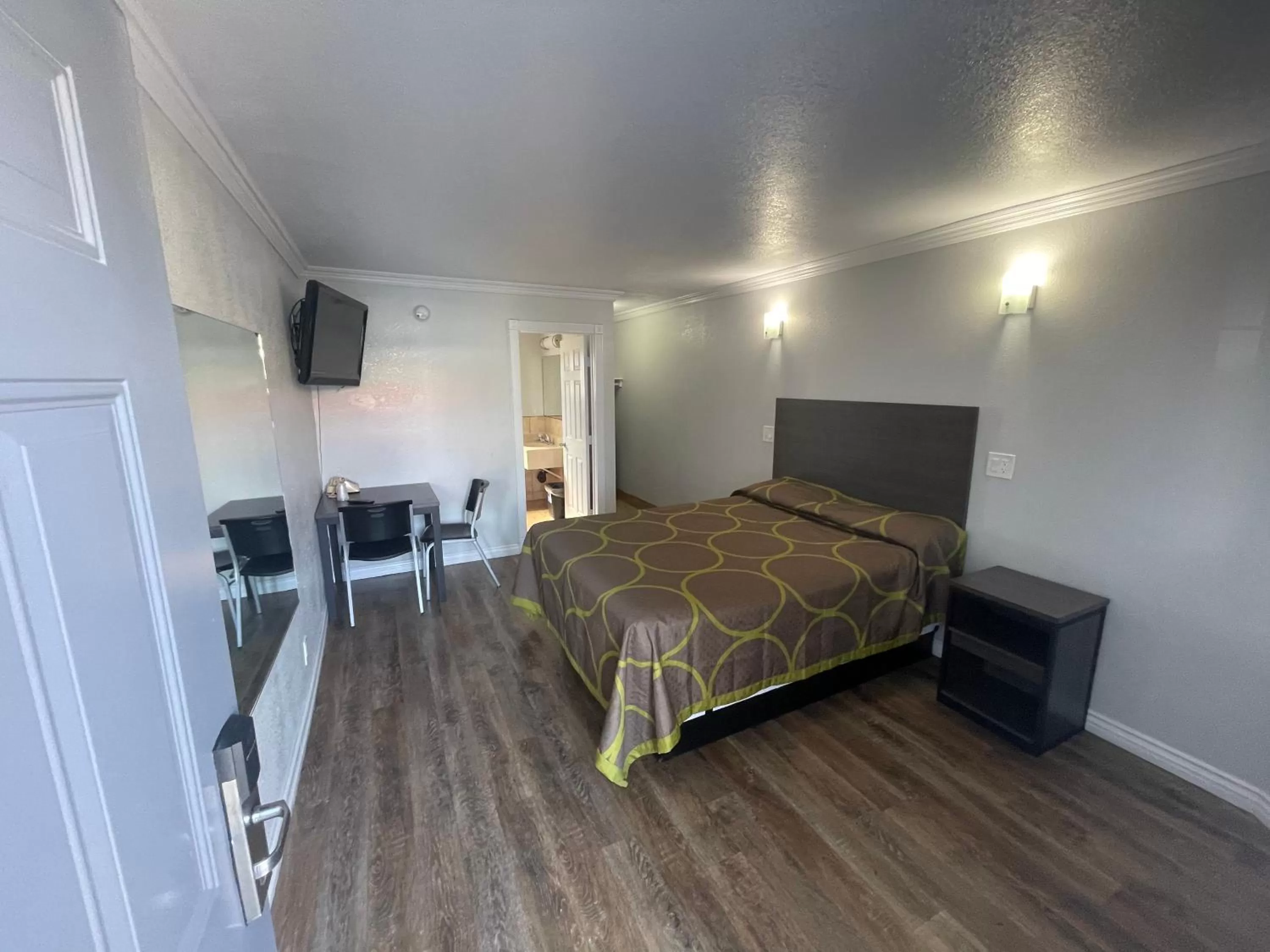 Photo of the whole room, Bed in Seaway Motel