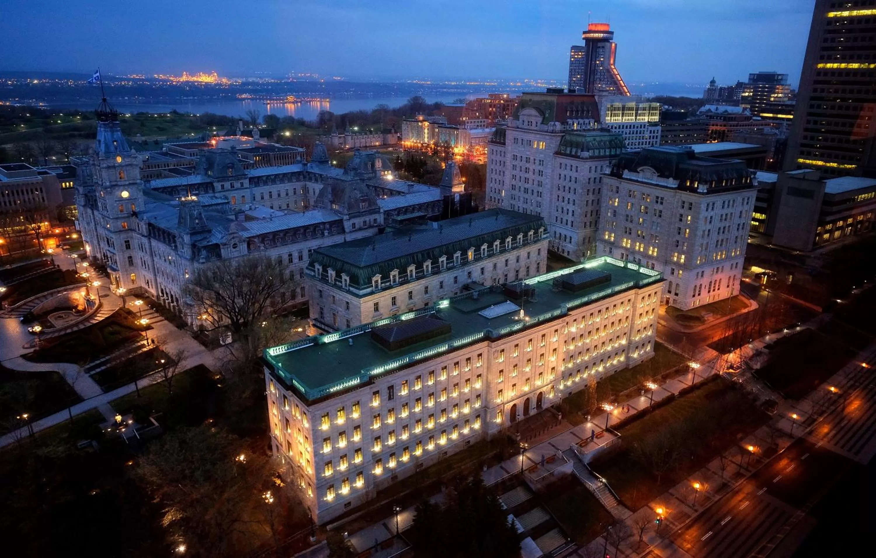 Facade/entrance in Hôtel Le Concorde Québec