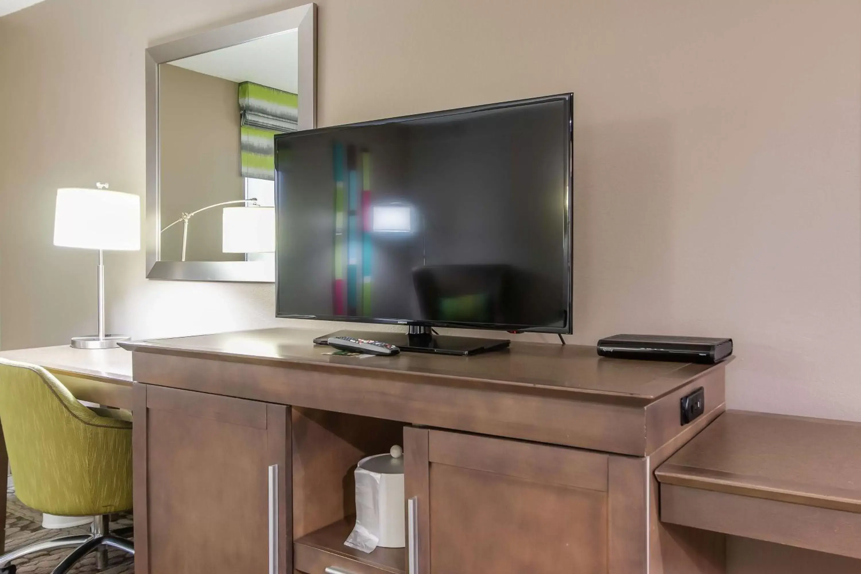 Bedroom, TV/Entertainment Center in Hampton Inn Dickson