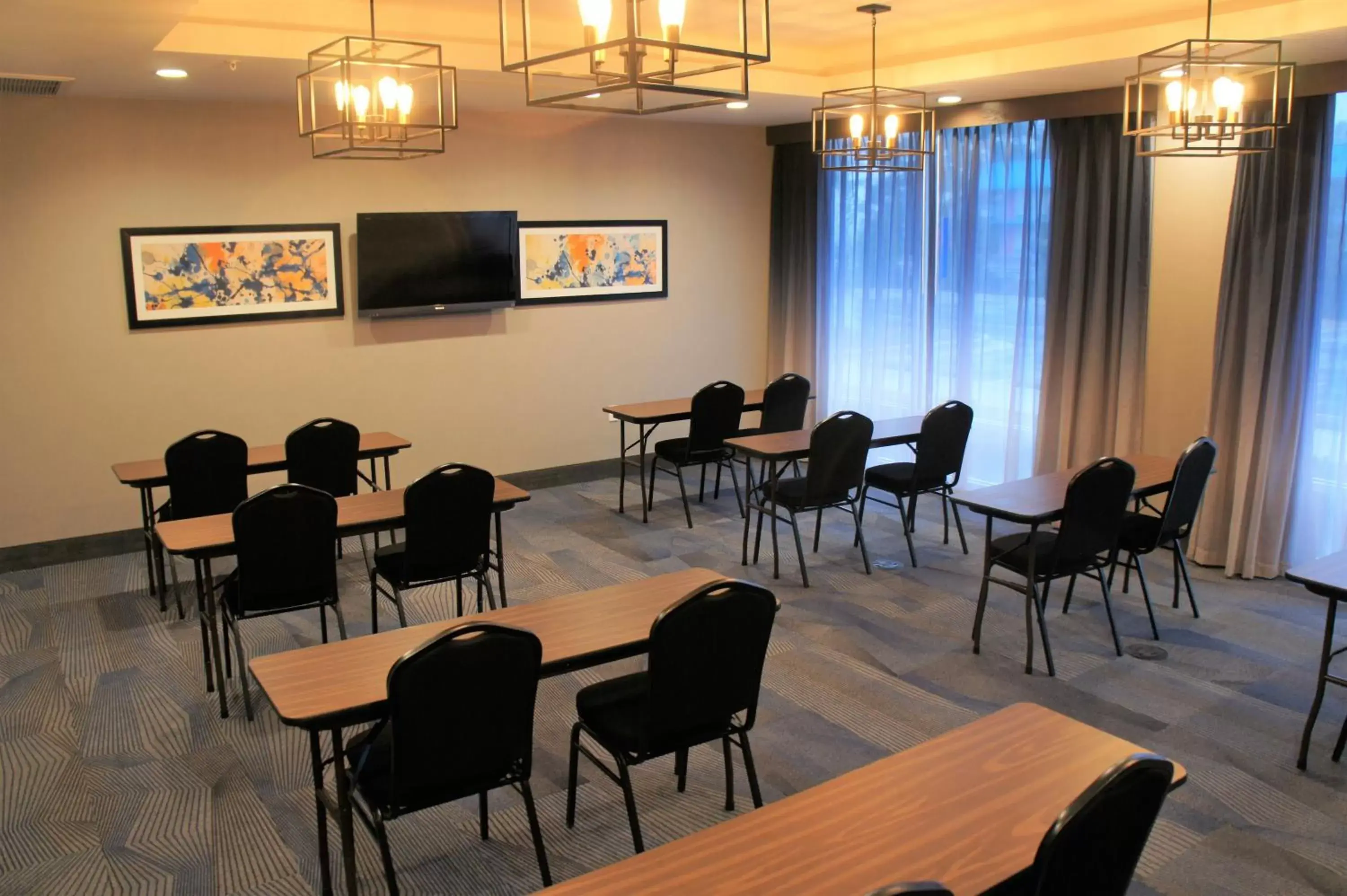Meeting/conference room, Restaurant/Places to Eat in La Quinta Inn & Suites by Wyndham Oxford