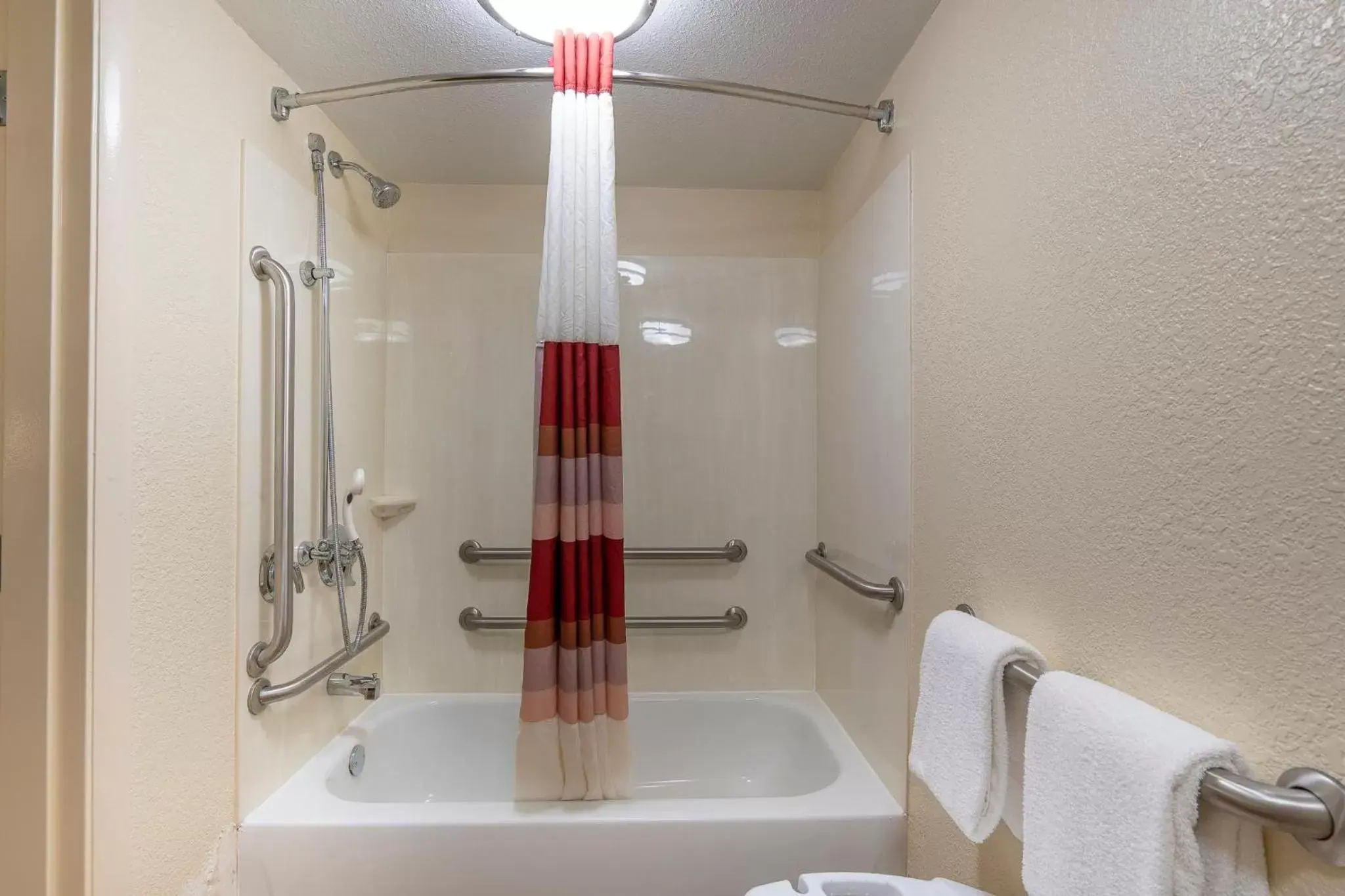 Bathroom in Red Roof Inn PLUS+ Houston - Energy Corridor