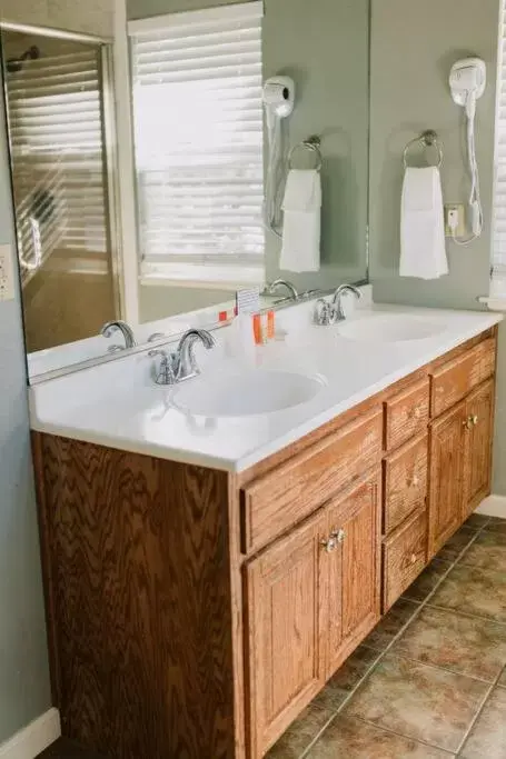 Bathroom in The Long Barn Lodge