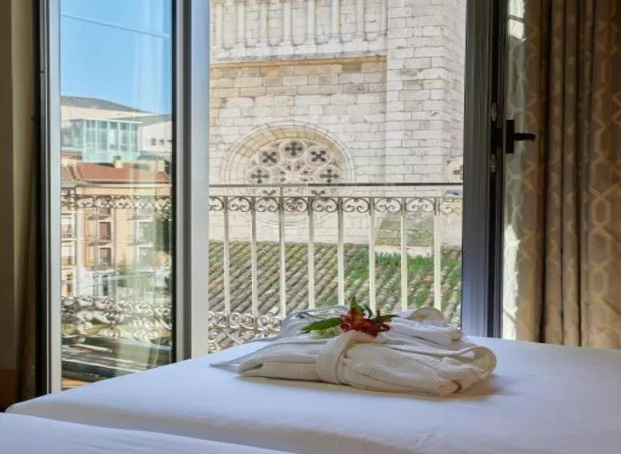 Landmark view, Bed in Nexus Valladolid Suites & Hotel