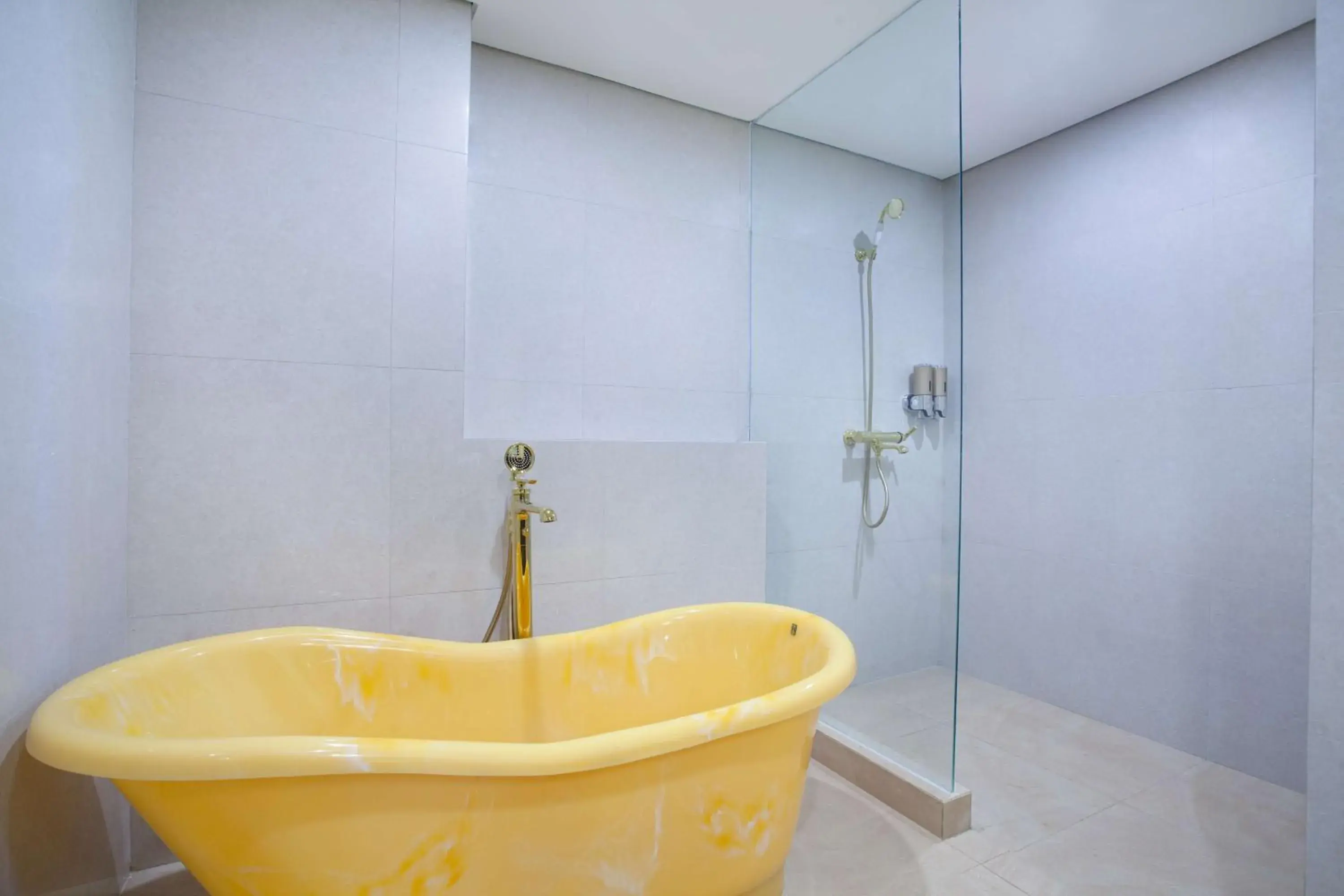 Bathroom in Alhambra Hotel & Convention, BW Signature Collection