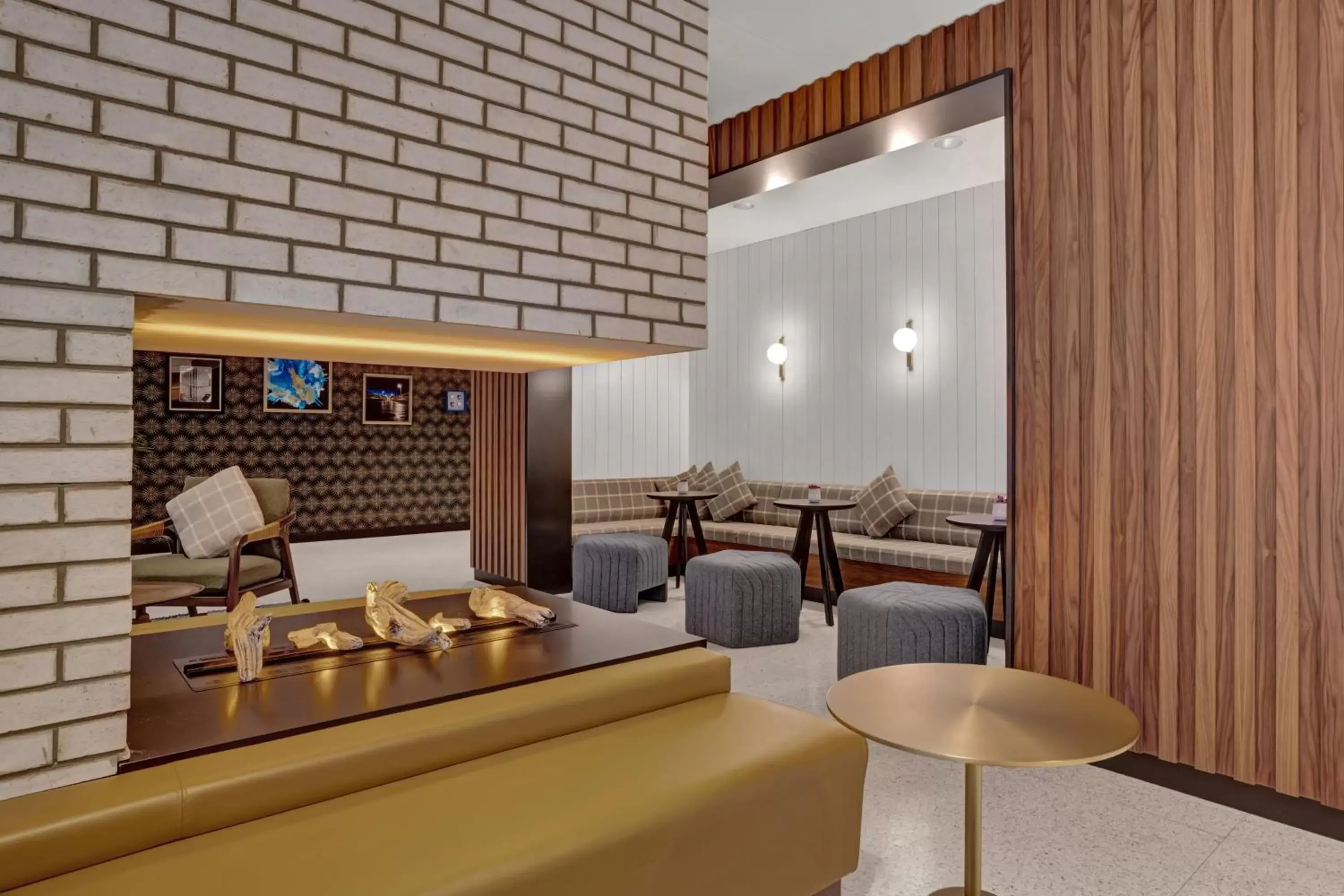 Lobby or reception, Lounge/Bar in Hotel Indigo - Minneapolis Downtown, an IHG Hotel