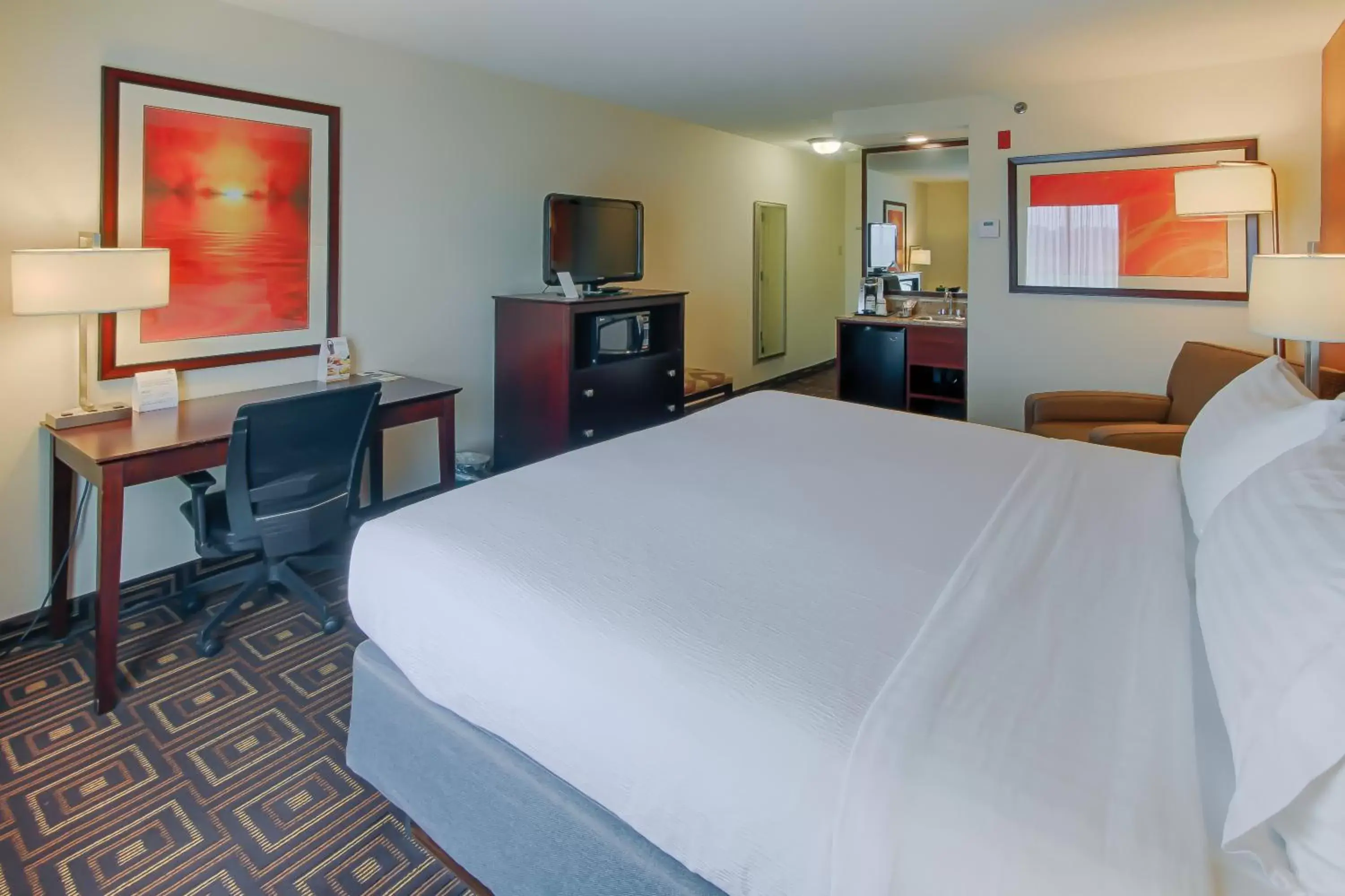 Bedroom, Bed in Holiday Inn Knoxville West - Cedar Bluff, an IHG Hotel