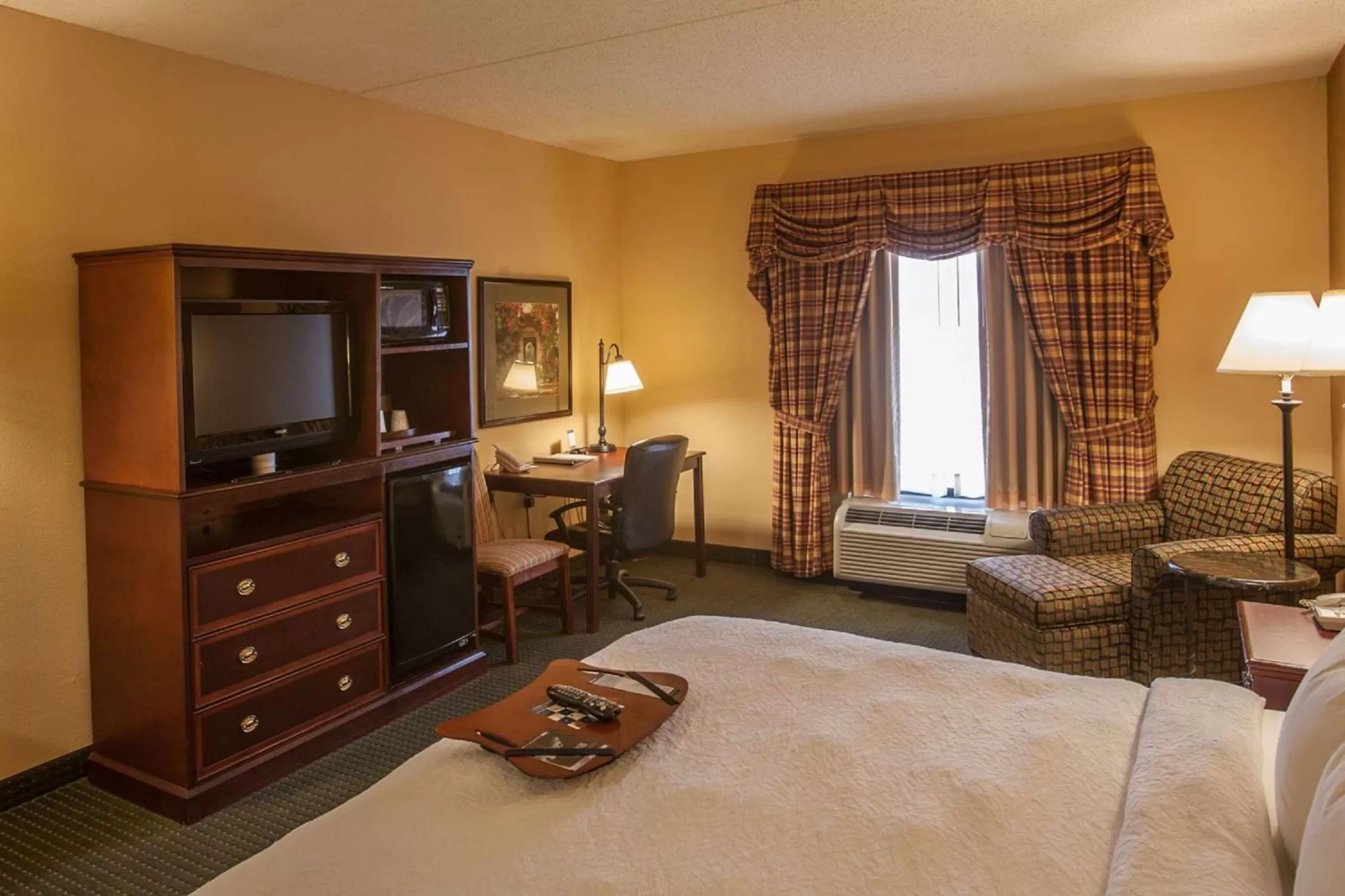 Bed in Hampton Inn & Suites Stillwater