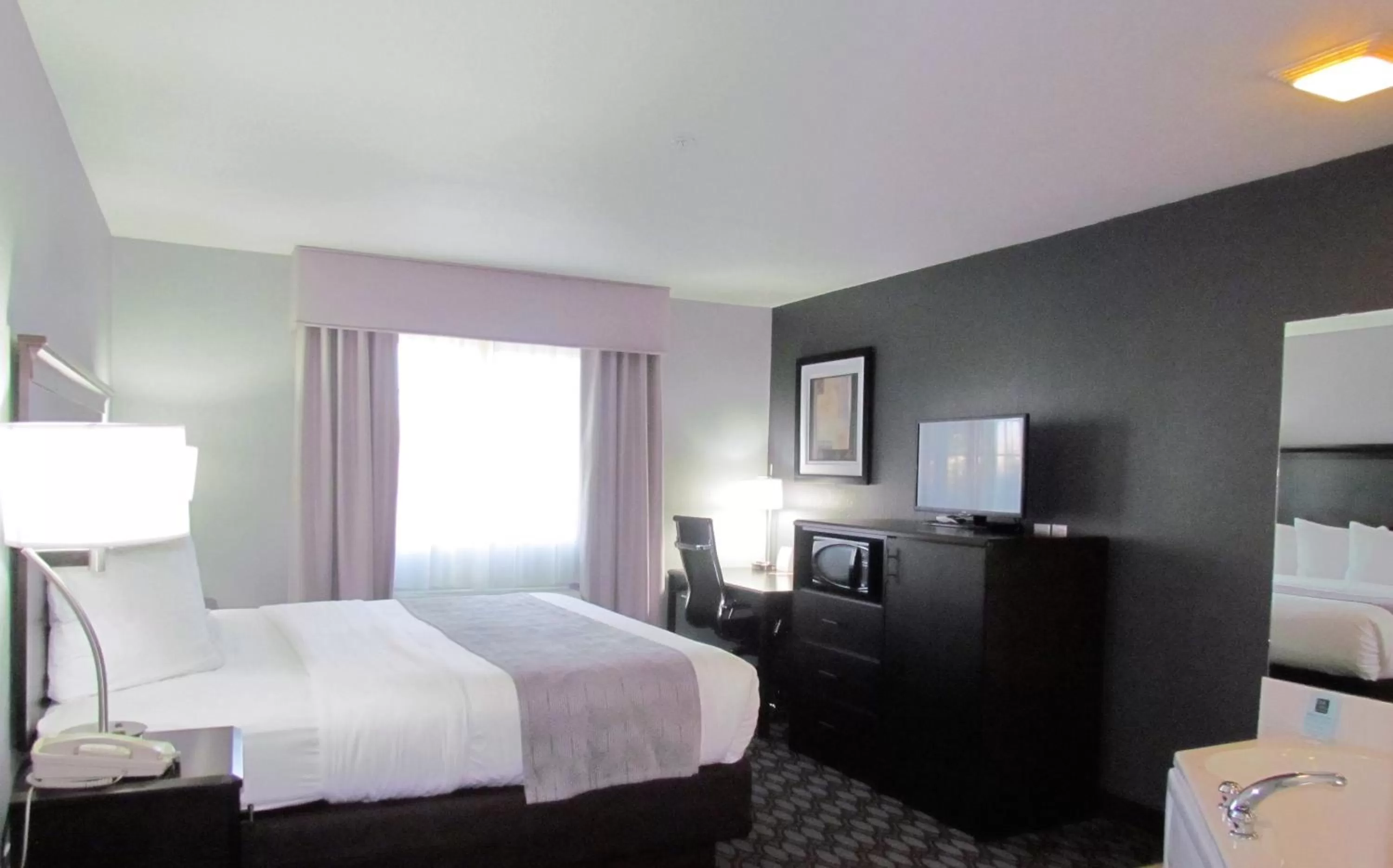 Hot Tub, Bed in Oak Hill Inn & Suites