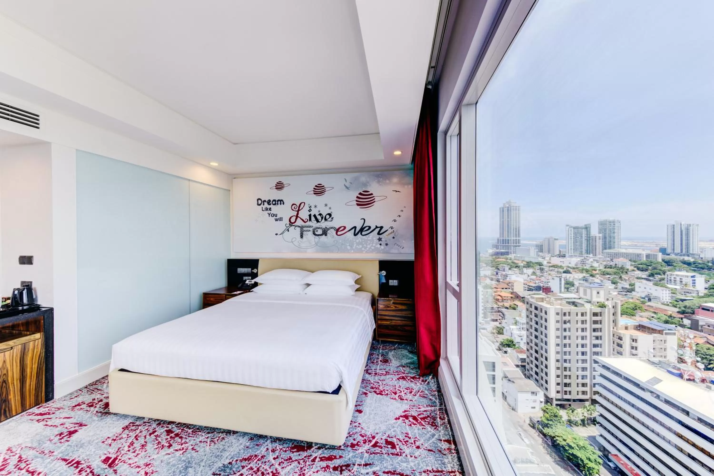 Photo of the whole room, Bed in Cinnamon Red Colombo