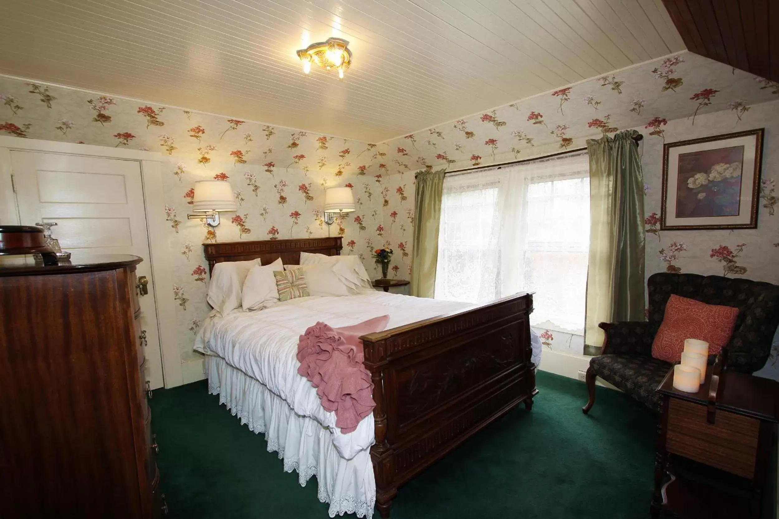 Queen Room with Garden View in The Jabberwock Bed & Breakfast