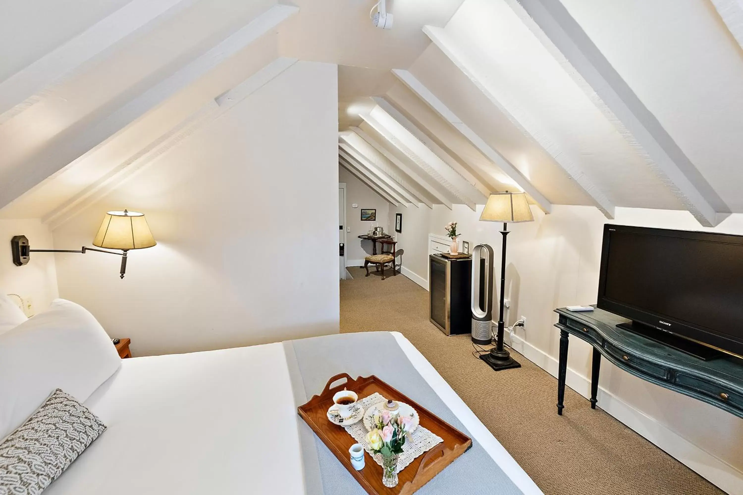 Bedroom, TV/Entertainment Center in McCully House Inn