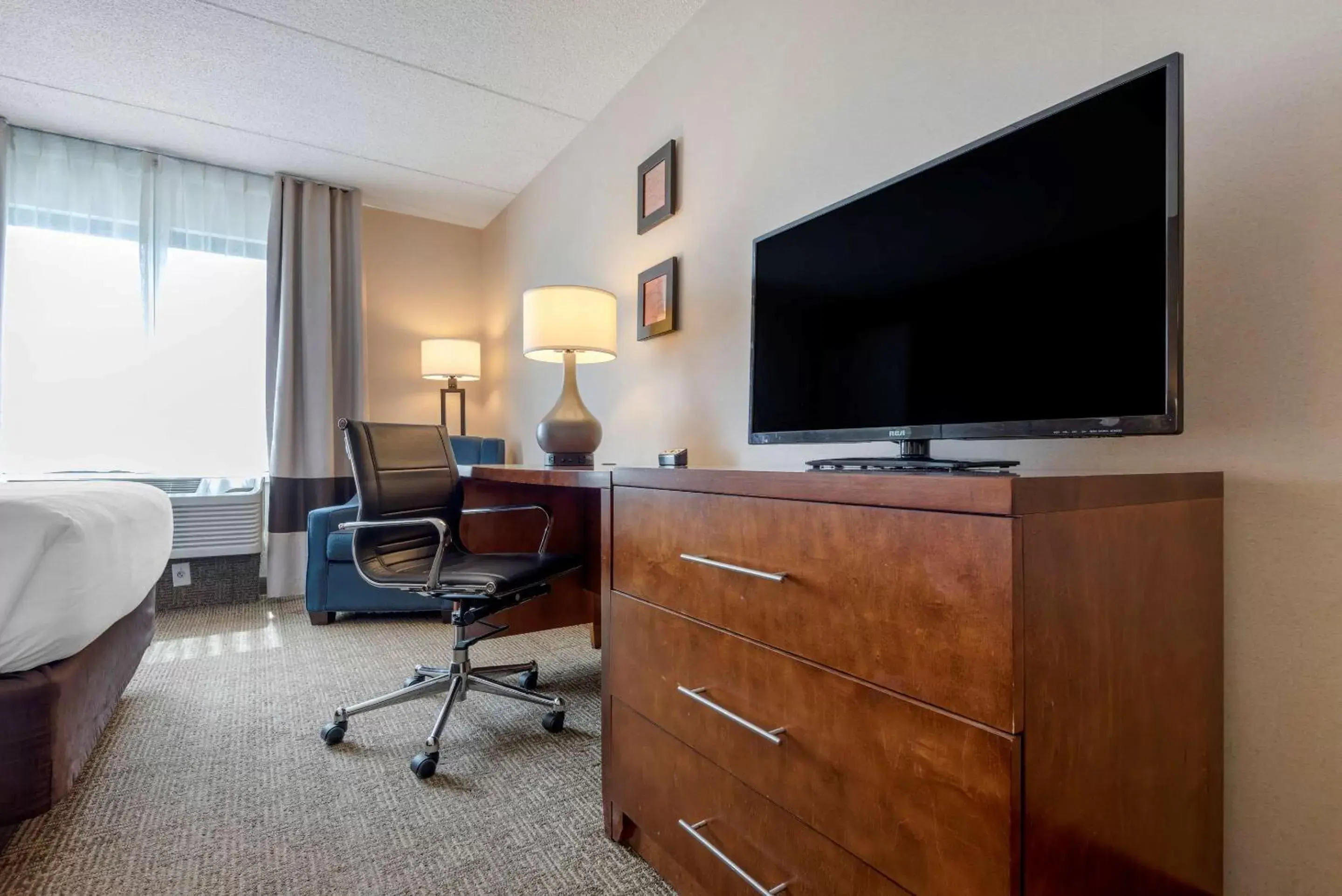 Bedroom, TV/Entertainment Center in Comfort Inn The Pointe