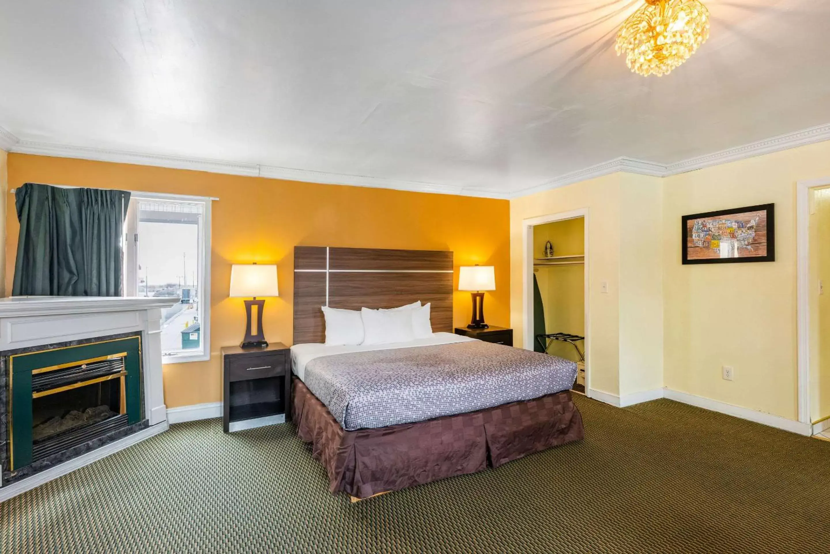 Photo of the whole room, Bed in Econo Lodge Beach and Boardwalk Photo of the whole room, Bed in Econo Lodge Beach and Boardwalk