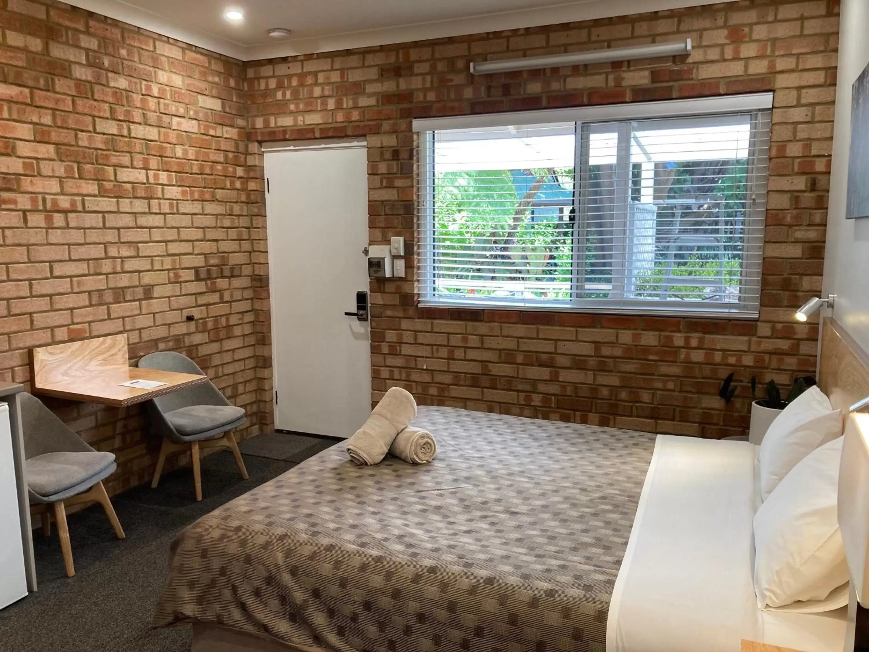 Seating area, Bed in Edge Of The Forest Motel