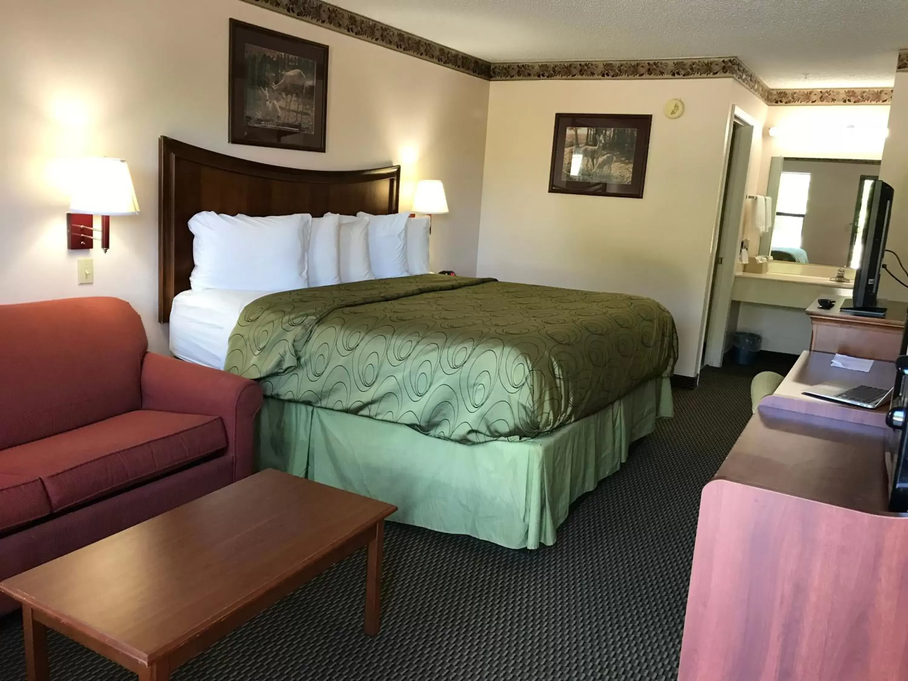 Bed in Clairmont Inn & Suites - Warren