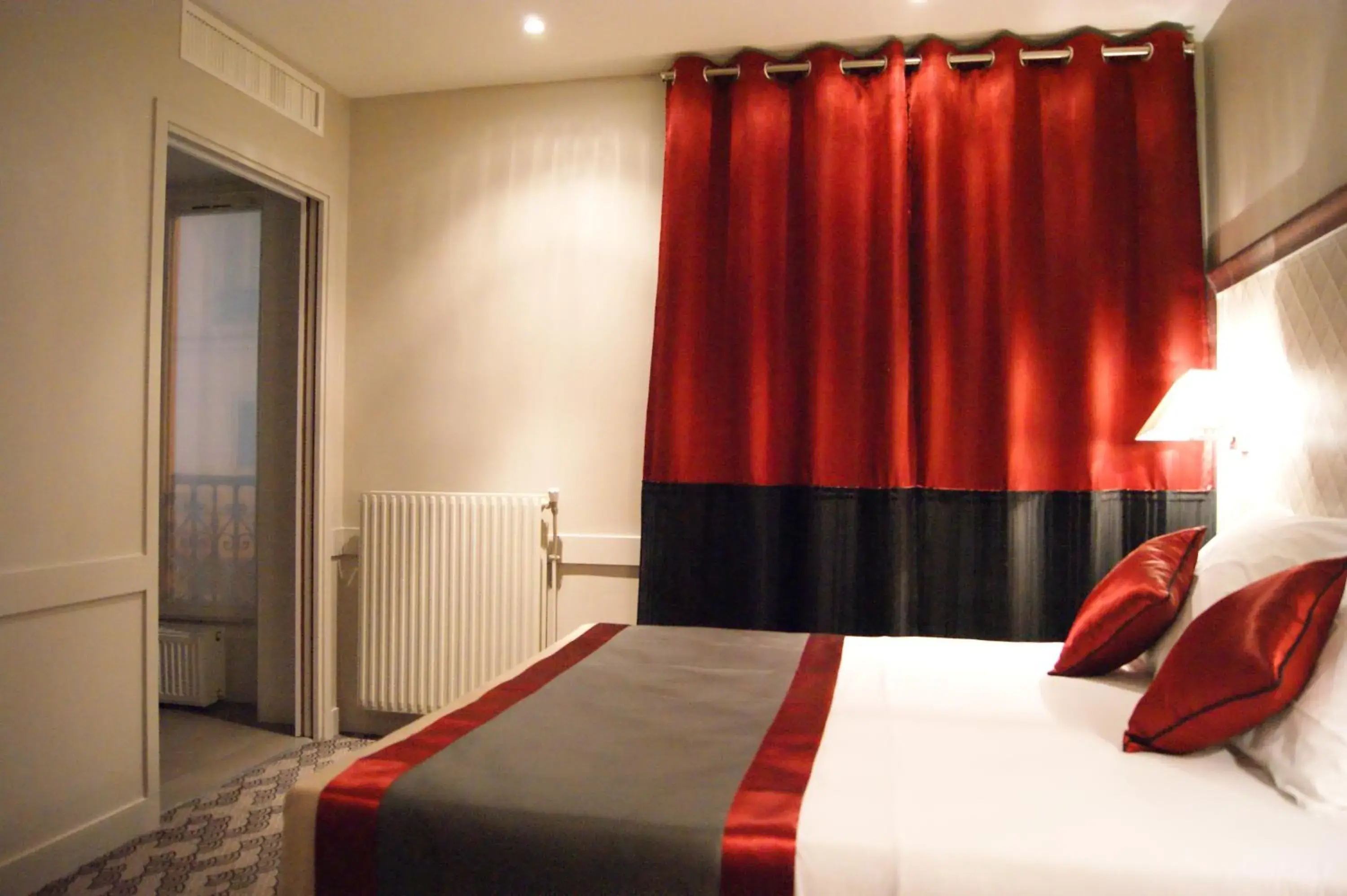 Bed in Hotel d'Amiens