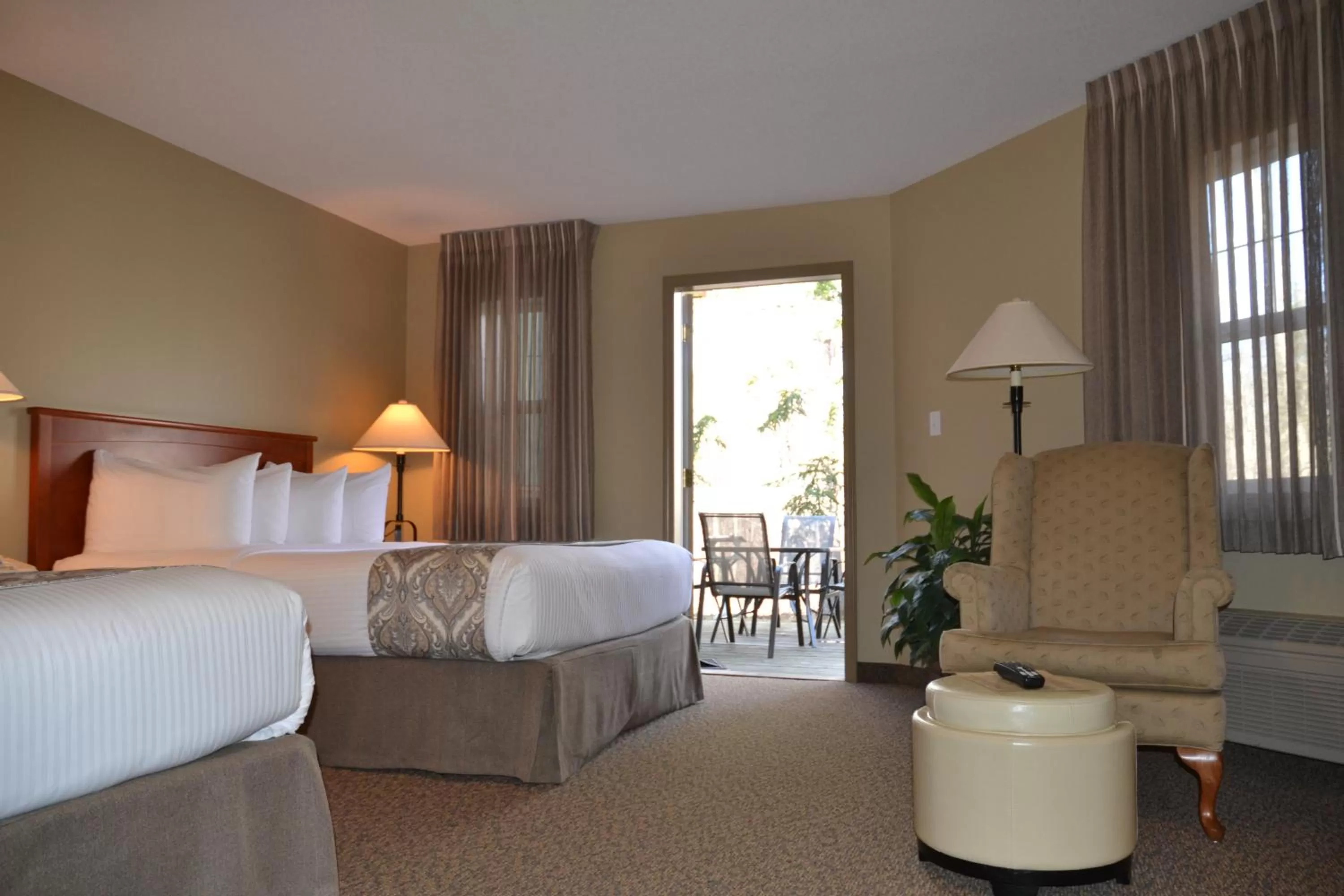 Patio, Bed in Village Creek Country Inn