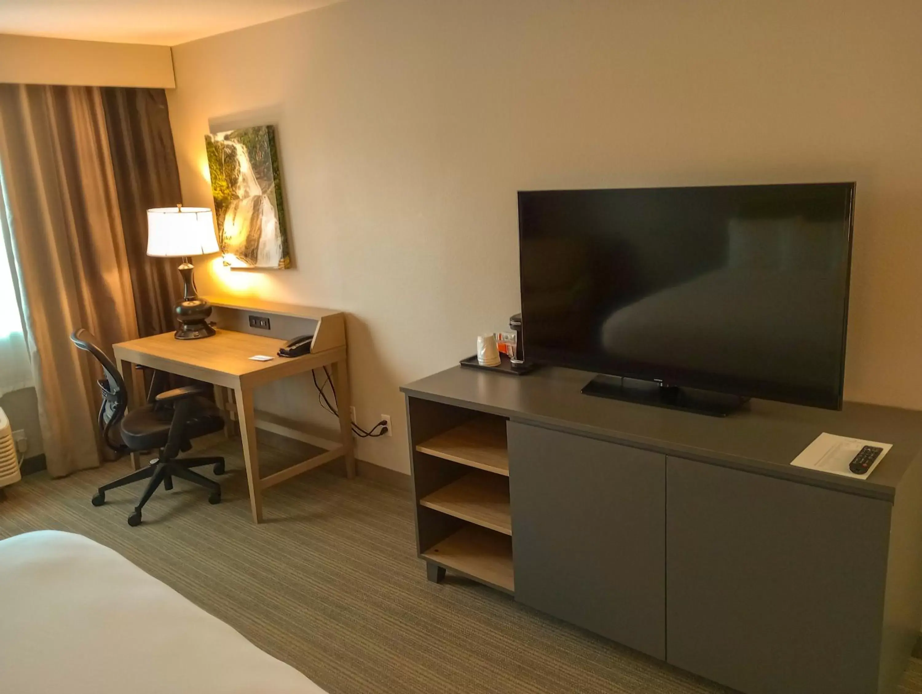 TV and multimedia, TV/Entertainment Center in Country Inn & Suites by Radisson, Portland International Airport, OR