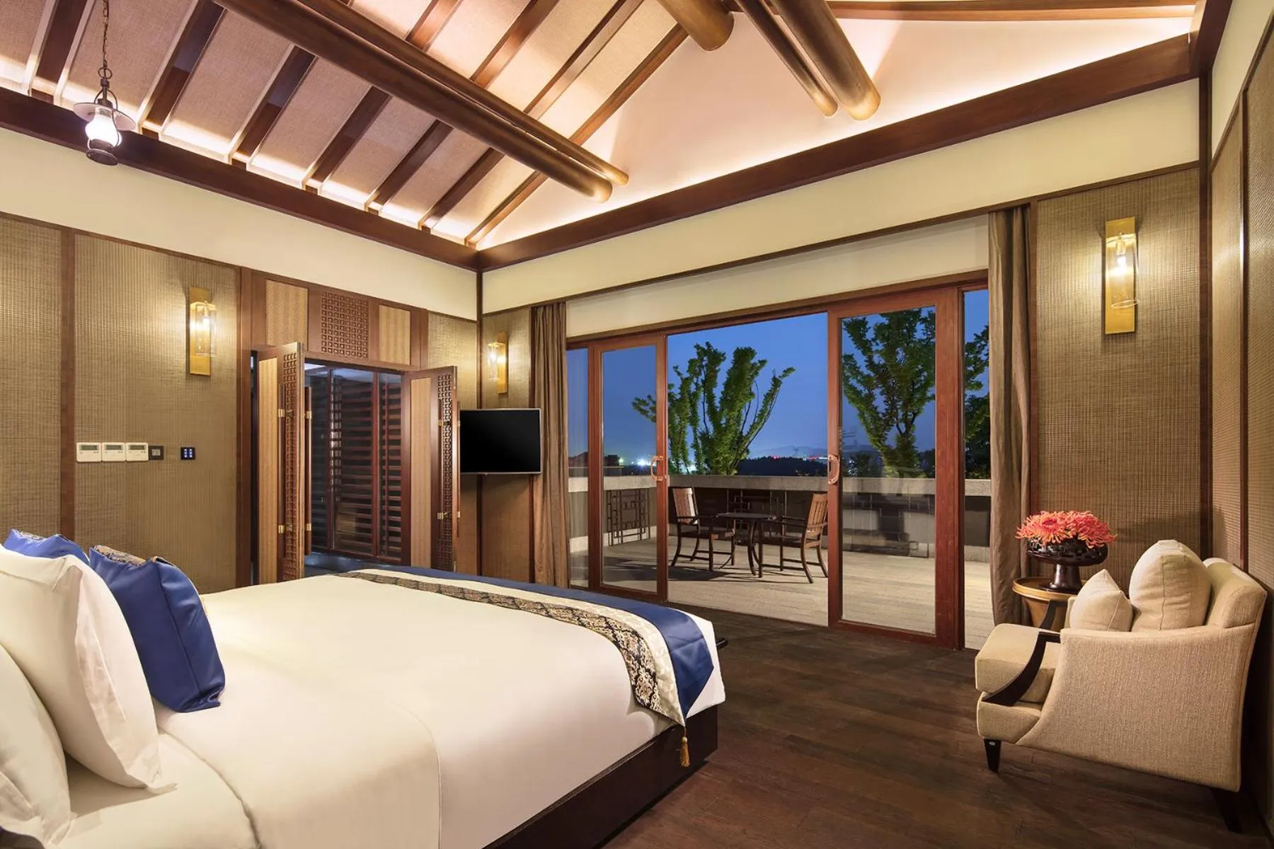 Bed in Anantara Guiyang Resort