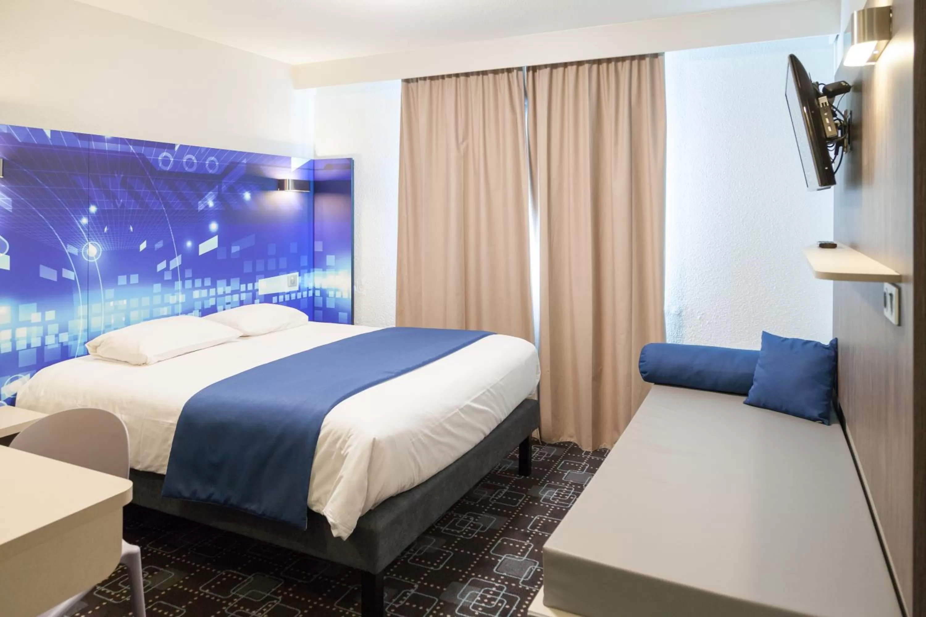 Photo of the whole room, Bed in Kyriad Poitiers Jules Verne Site du Futuroscope