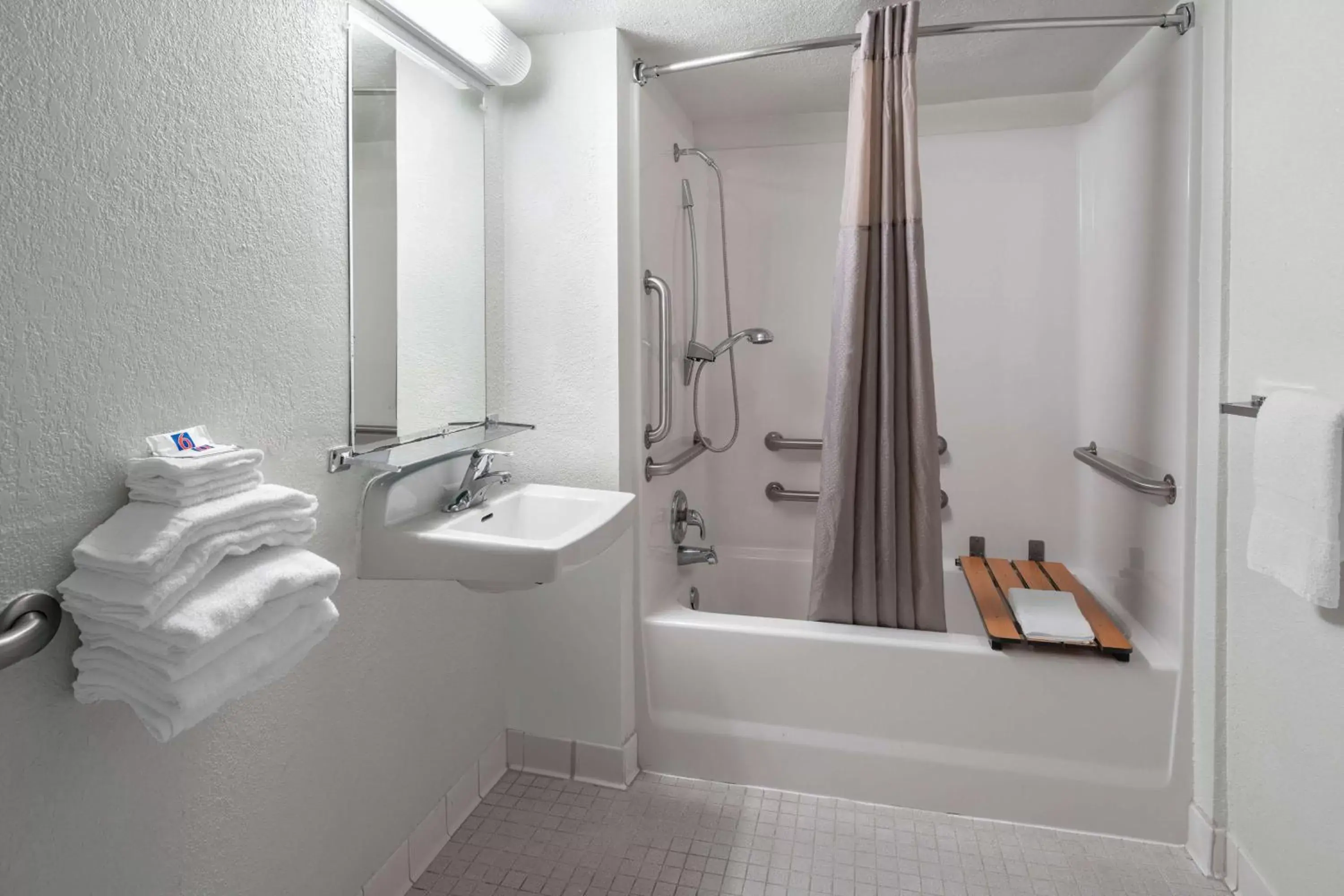 Bedroom, Bathroom in Motel 6-Carpinteria, CA - Santa Barbara - South
