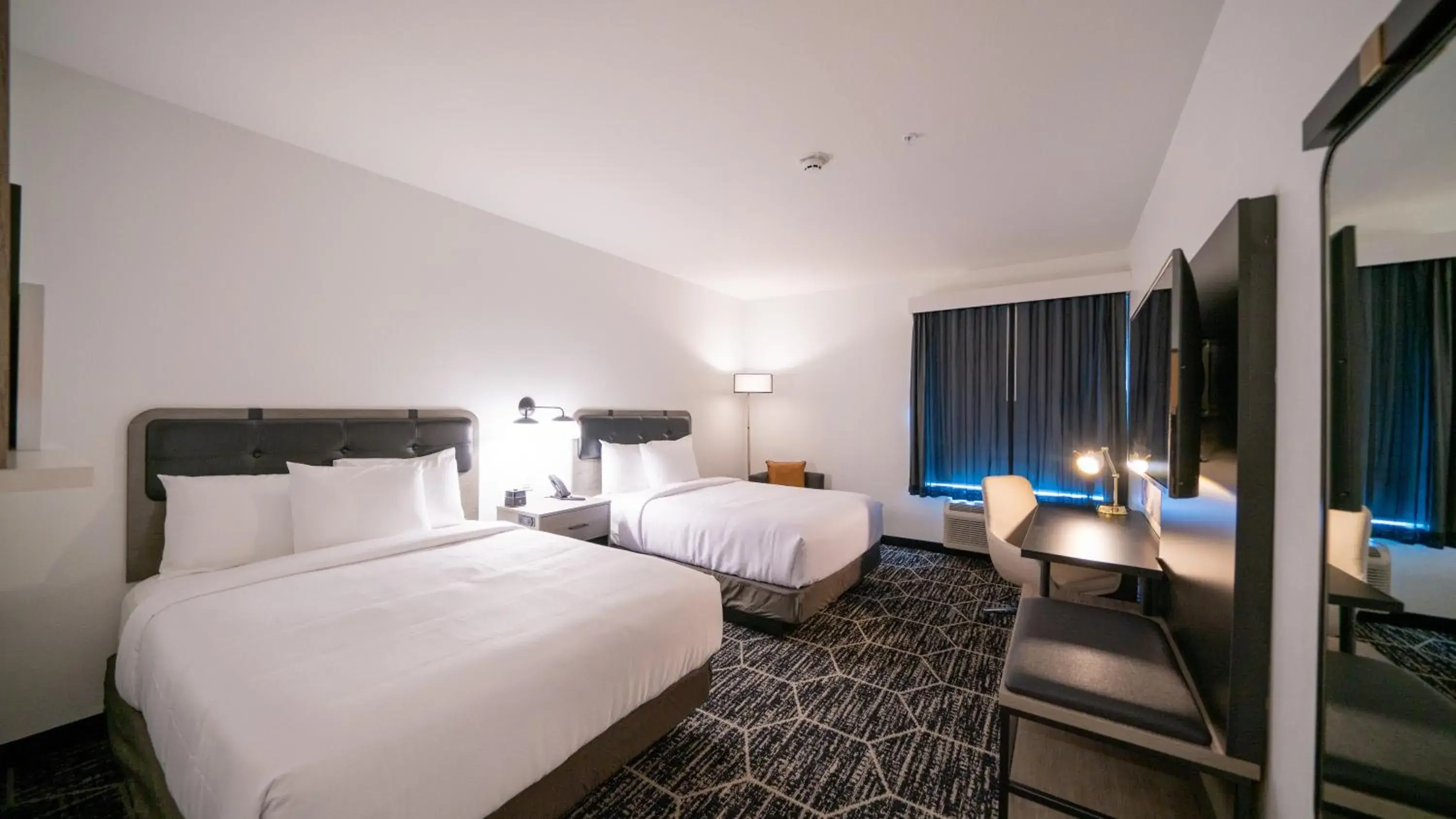 Bed in La Quinta Inn & Suites by Wyndham Austin Parmer Tech Ridge